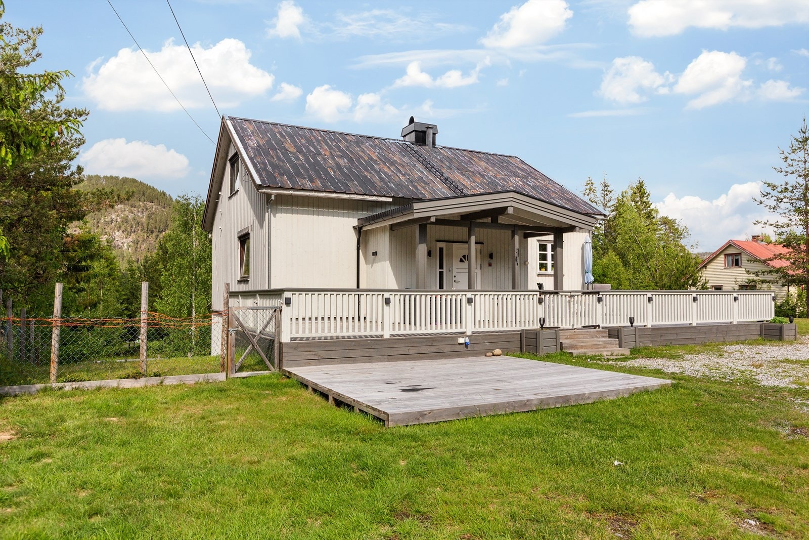 Eiendommen ligger på en stor, solrik tomt med god plass til lek og aktivitet. Galleribilde