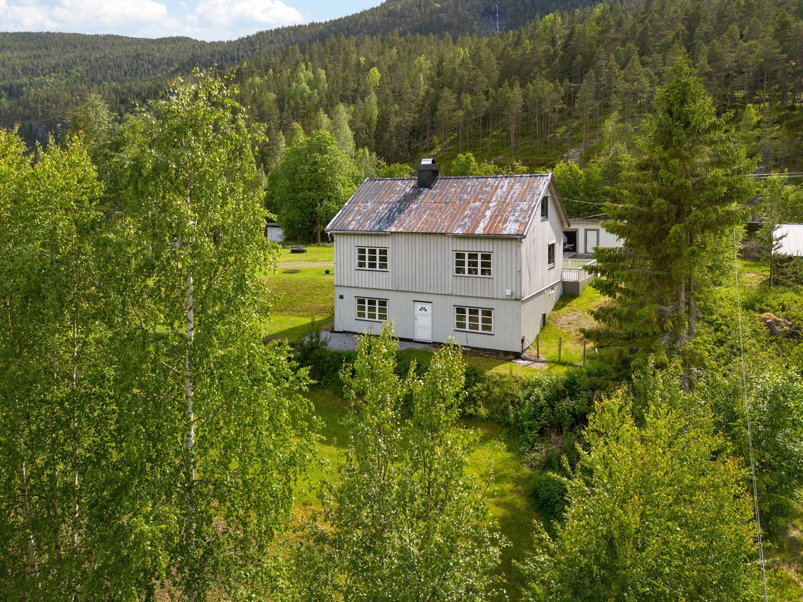 Denne koselige eiendommen ligger usjenert til ved Sørum, ikke så langt fra elva Begna og sagbruket Begna Bruk. Fotograf: Ingvild Sveen Joplassen. Galleribilde
