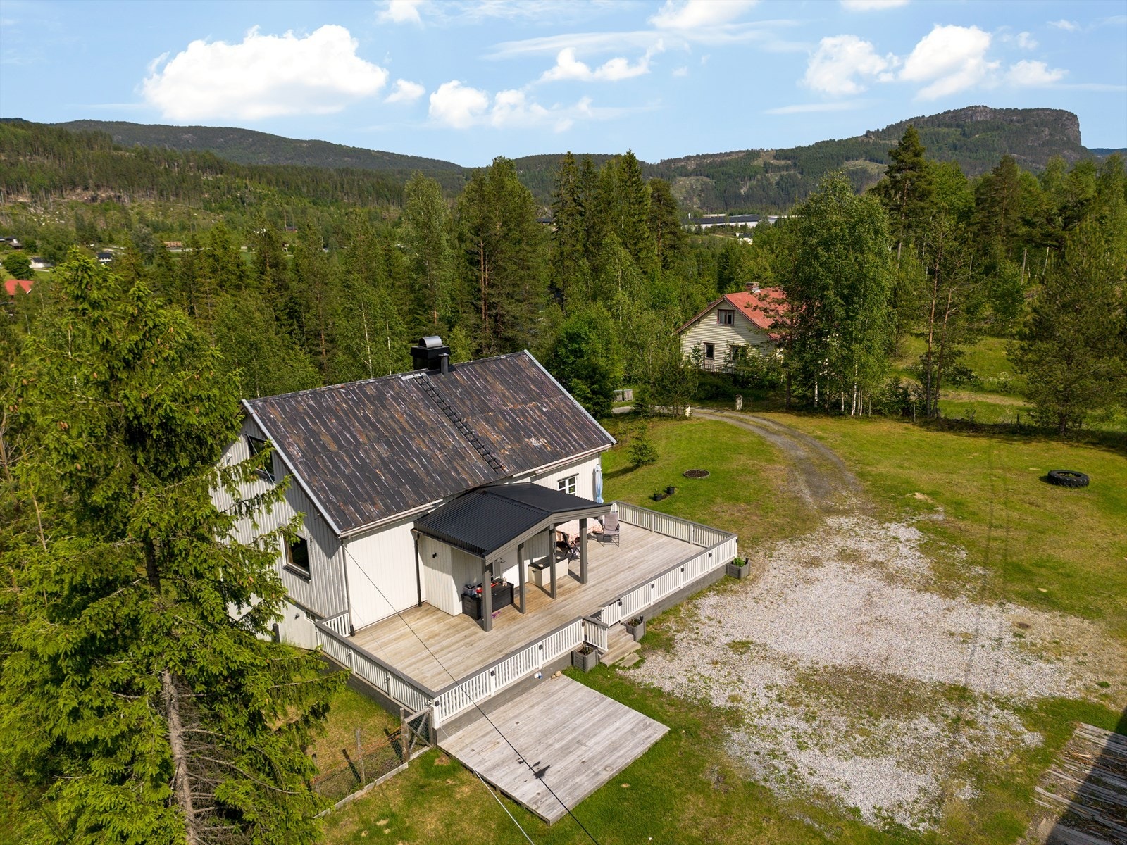 Her er det gode solforhold, og fin utsikt til elva og utover nærområdet med fjell på flere sider. Galleribilde