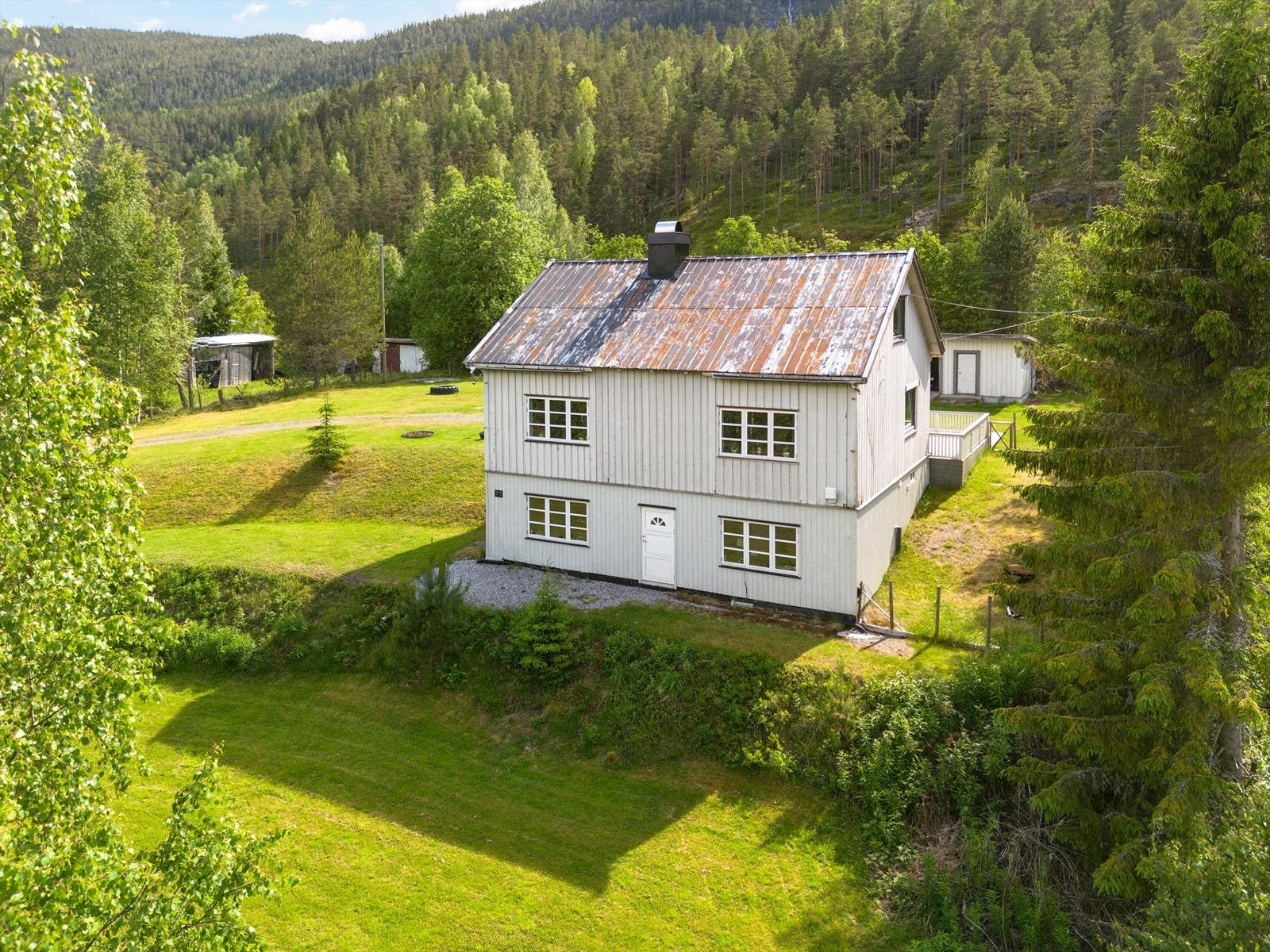 Boligen har gjennomgått enkelte oppgraderinger, men det må påregnes noe videre oppgradering av bygningsdeler og konstruksjoner for å fremstå helt moderne. Galleribilde
