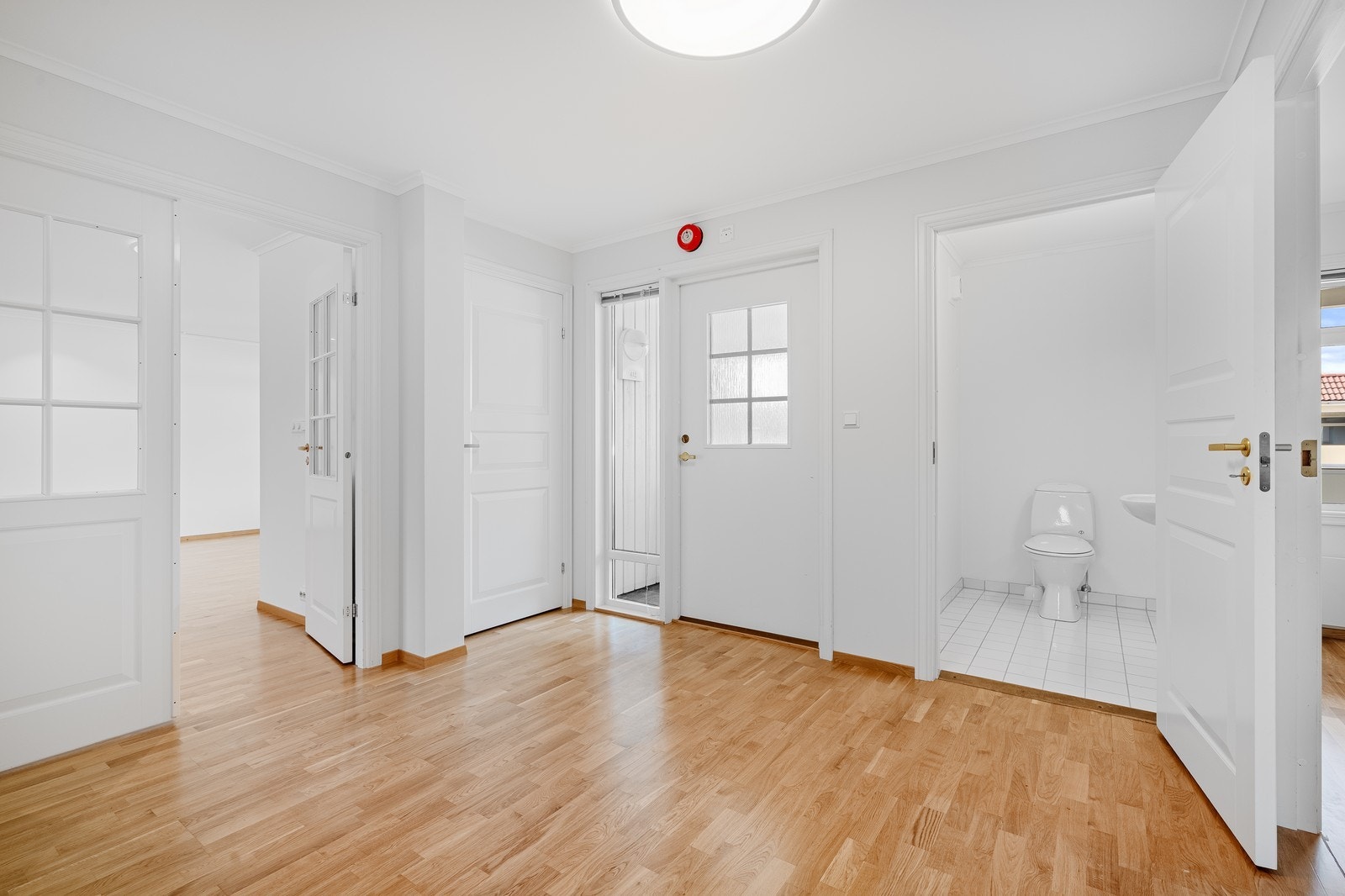 Entré, med tilgang til toalett og innebod. Høyre i bildet er soverom 2, til venstre er stue. Galleribilde