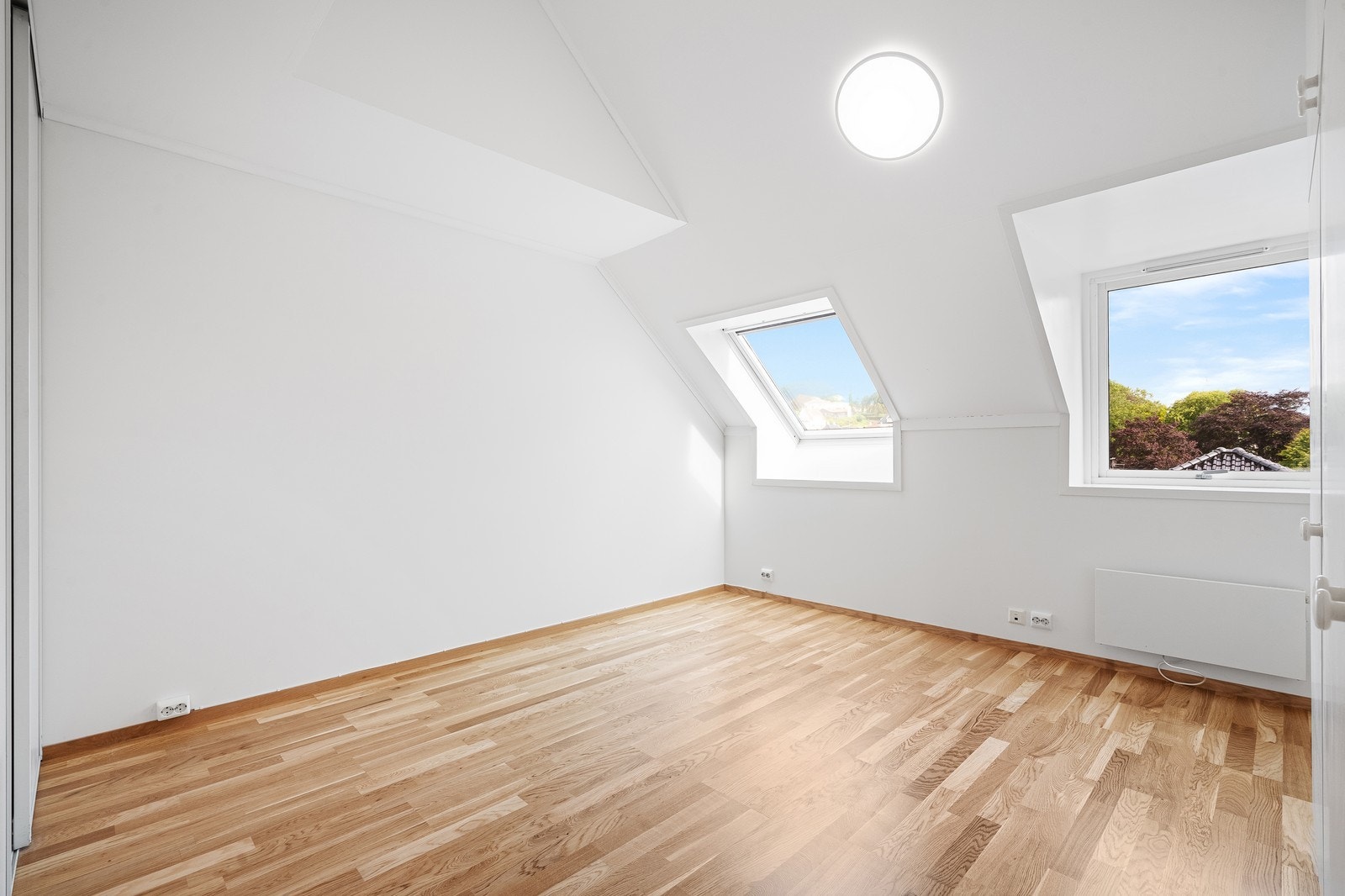Hovedsoverom 1. etg med garderobeskap og egen inngang til baderom. Galleribilde