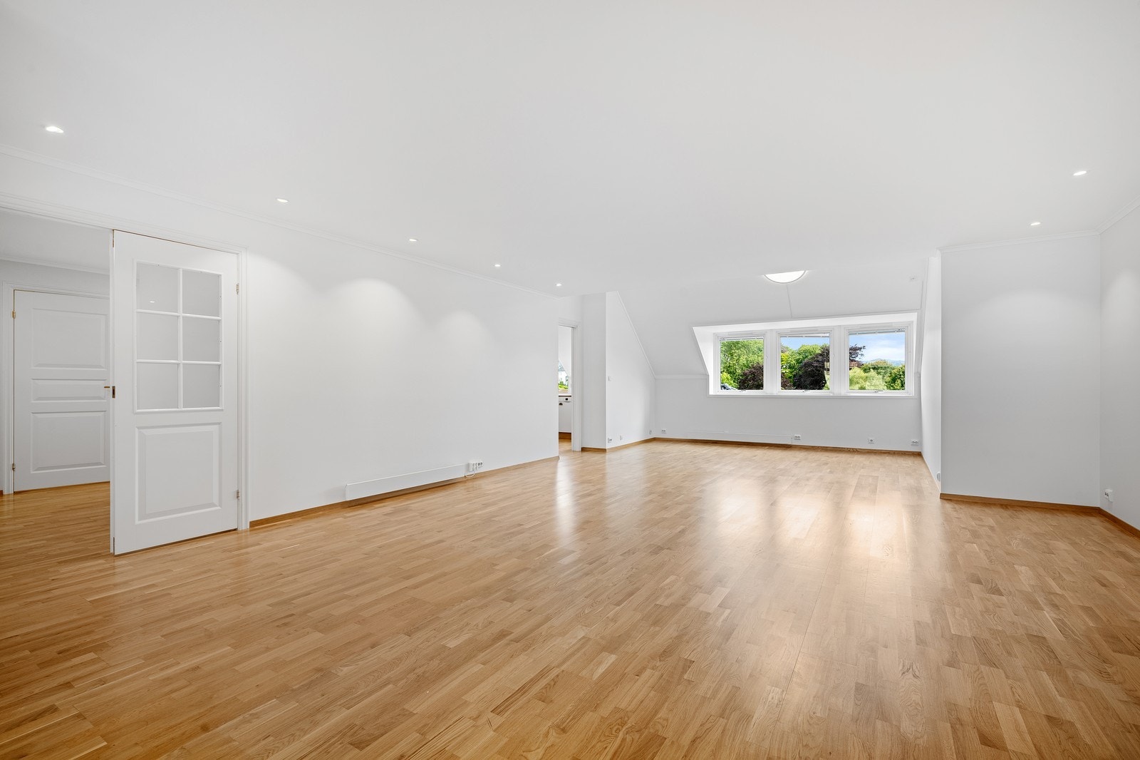 Romslig stue med god plass til møblering av spisebord og stuemøblement. Galleribilde