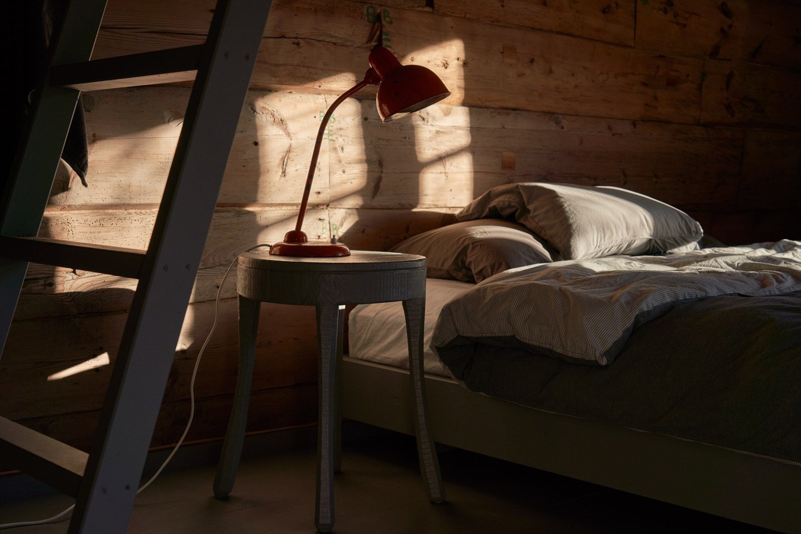 - Merk gråfargen som går igjen i alle de håndlagde møblene - Galleribilde