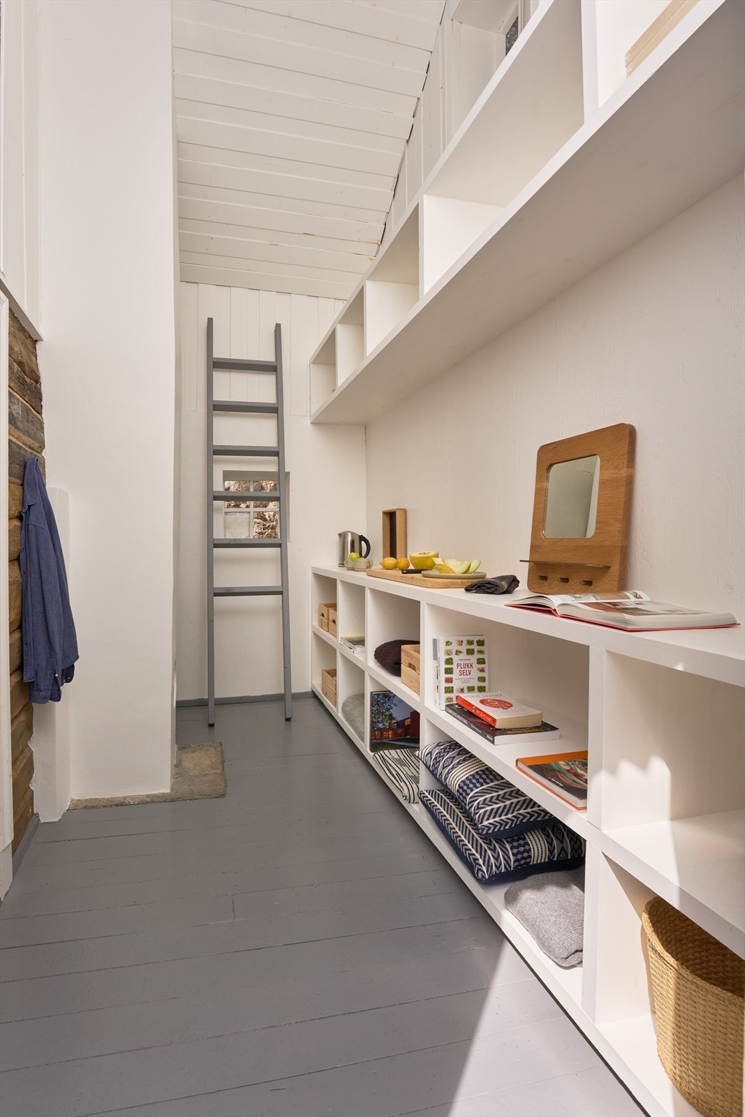 - Ved inngangspartiet ble huset åpnet opp over to etasjer for å skape et vertikalt romslig rom - Galleribilde