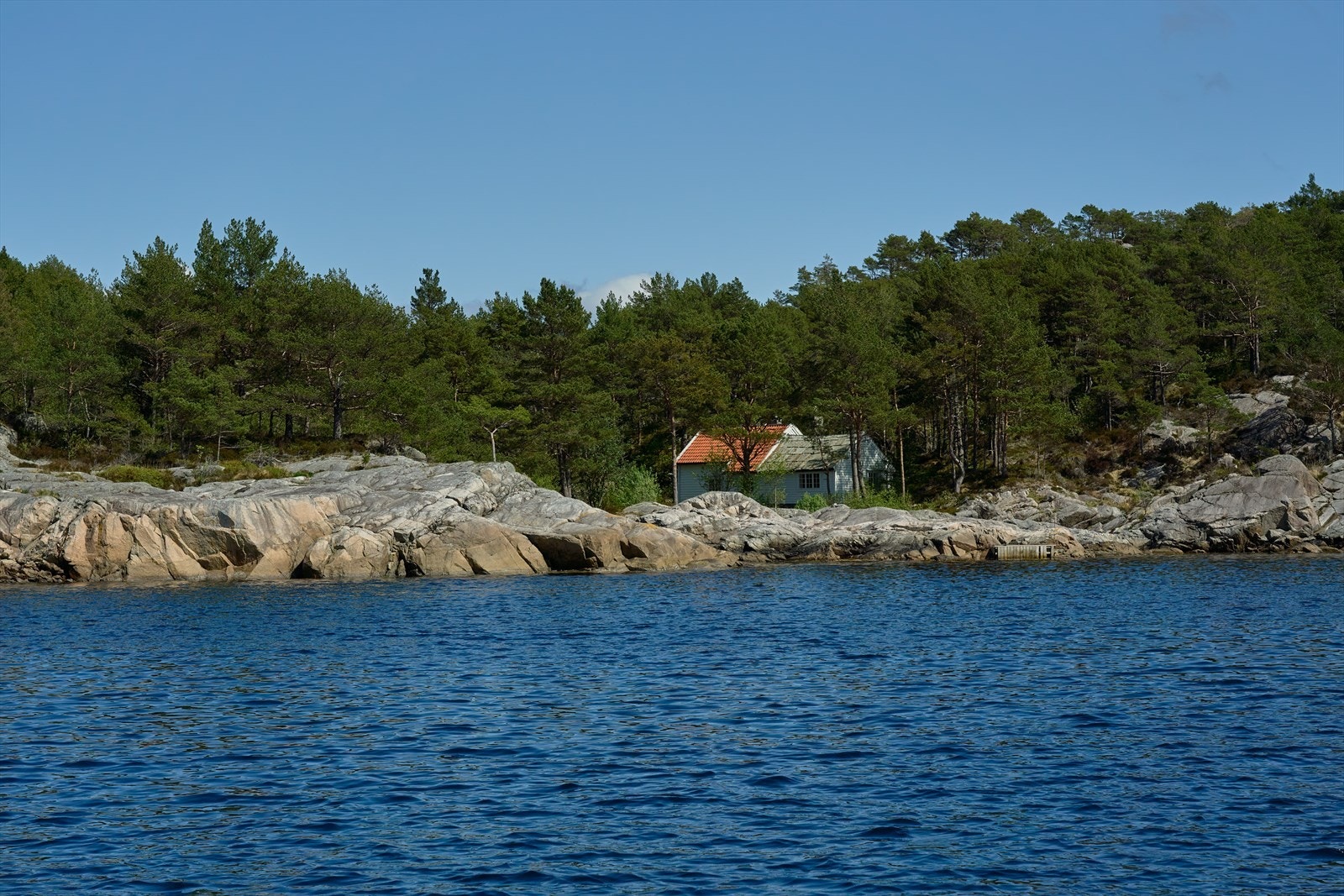 - Dette er en helt unik fritidseiendom, med sjø, svaberg og skog som nærmeste nabo! Tomt på over 12 mål, hvor reguleringsplan åpner for utskillelse av 5 tomter - Galleribilde