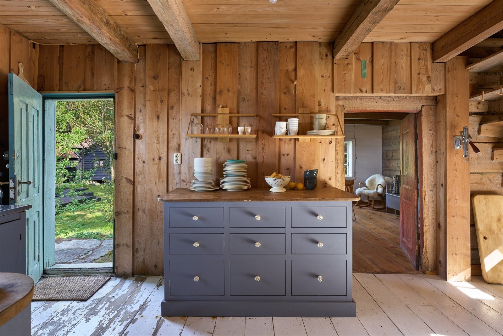 - I hovedhuset er det to kjøkken, stue, gang og soverom - Galleribilde