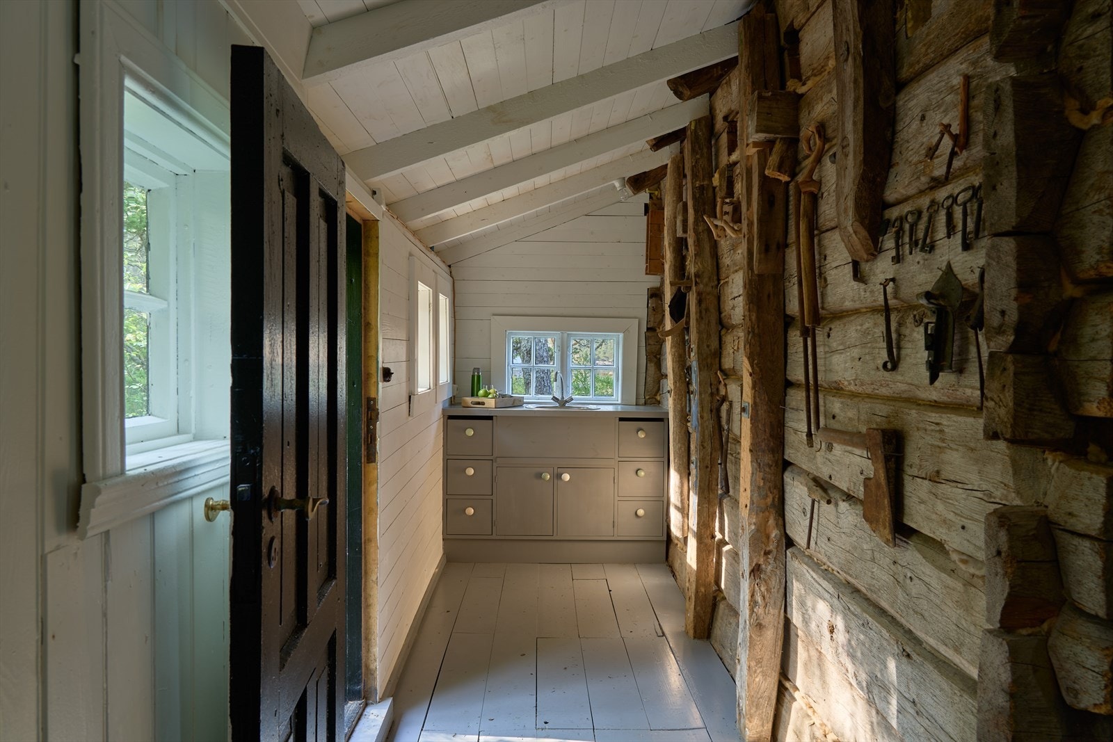 - Her ble interiøret strippet ned til eksisterende struktur og det ble deretter gjort små, nye arkitektoniske innskudd. Det originale tekjøkkenet er beholdt og restaurert - Galleribilde
