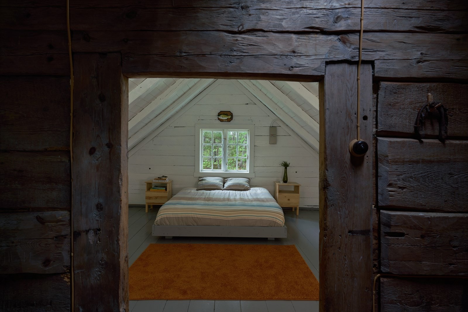 - Soverommet måler 15m². Saunders har brukt den samme gråfargen på mange av gulvene og alle de håndlagde møblene - Galleribilde