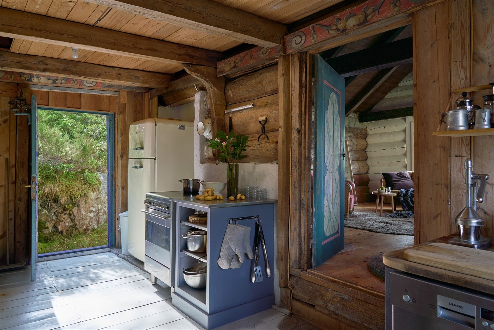 - Det originale kjøkkenet er bevart og har direkte utgang til baksiden av huset og en ås full av blåbær - Galleribilde