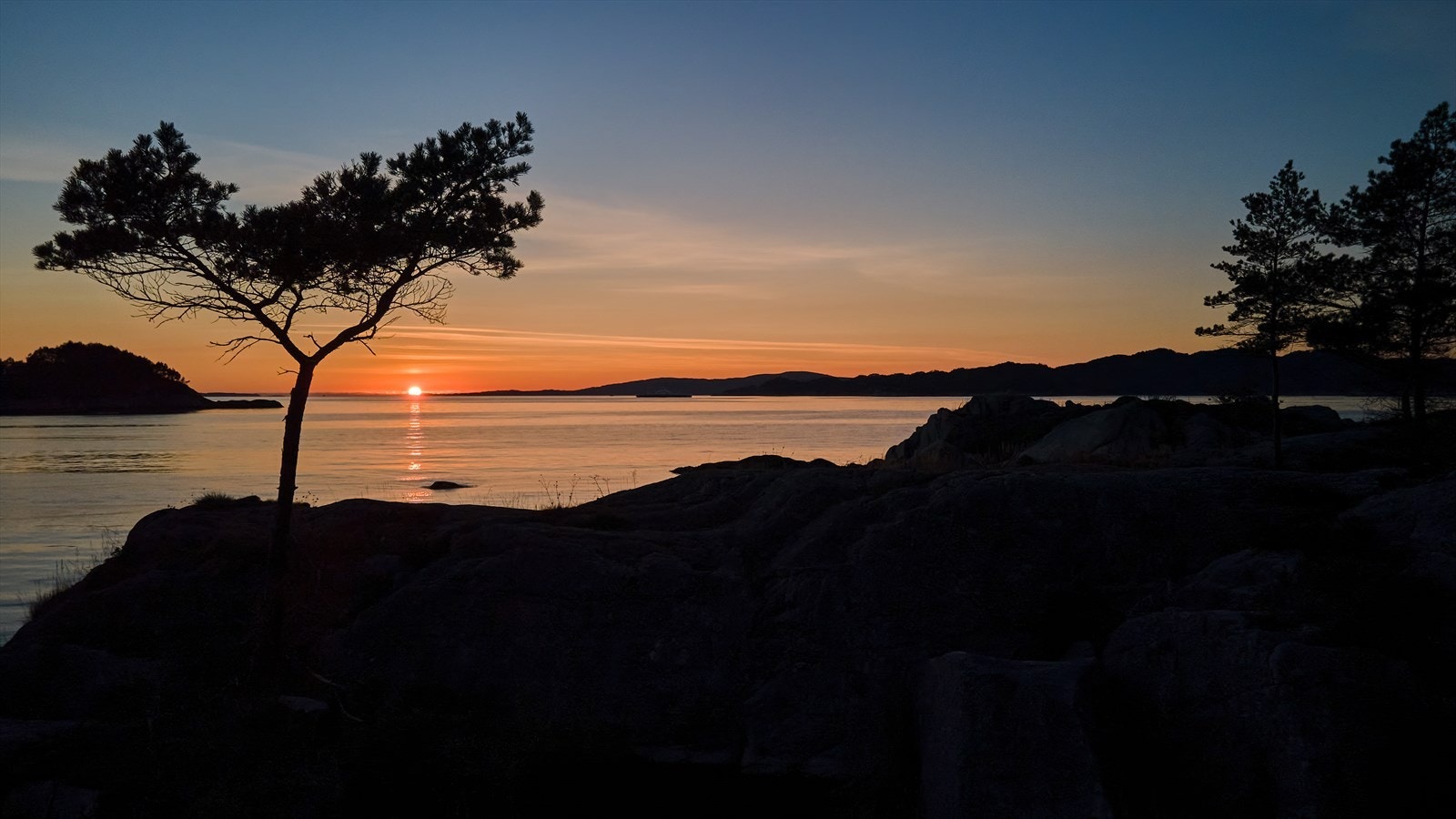 - Området byr på svært flotte turmuligheter. På naboøyen finner man Ole Bull sin gamle villa, flotte turstier og badeplasser - Galleribilde