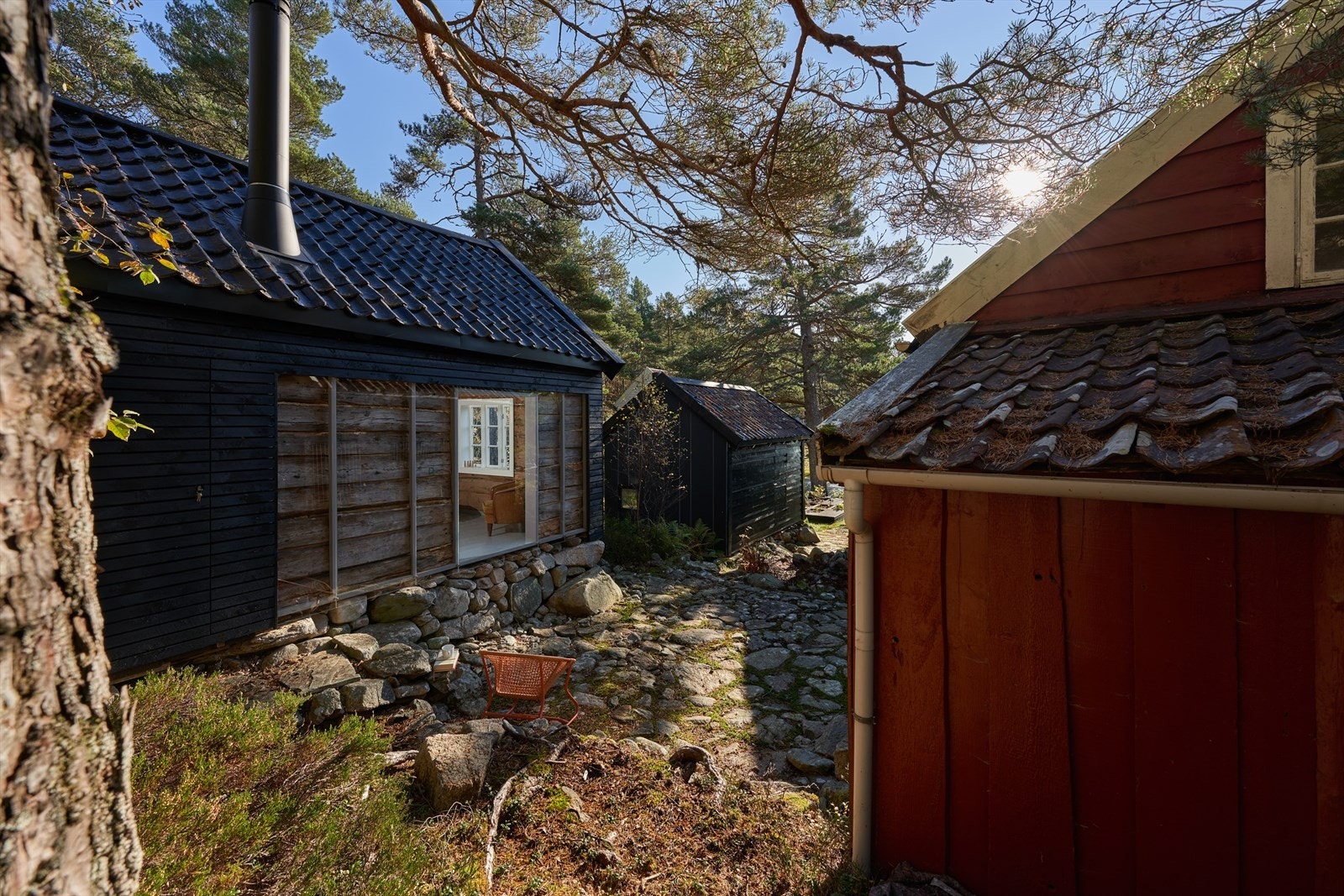 - Et nydelig, lite hus med generøse bokhyller, store, komfortable soveplasser og koselig utsikt mot den indre bakplassen - Galleribilde