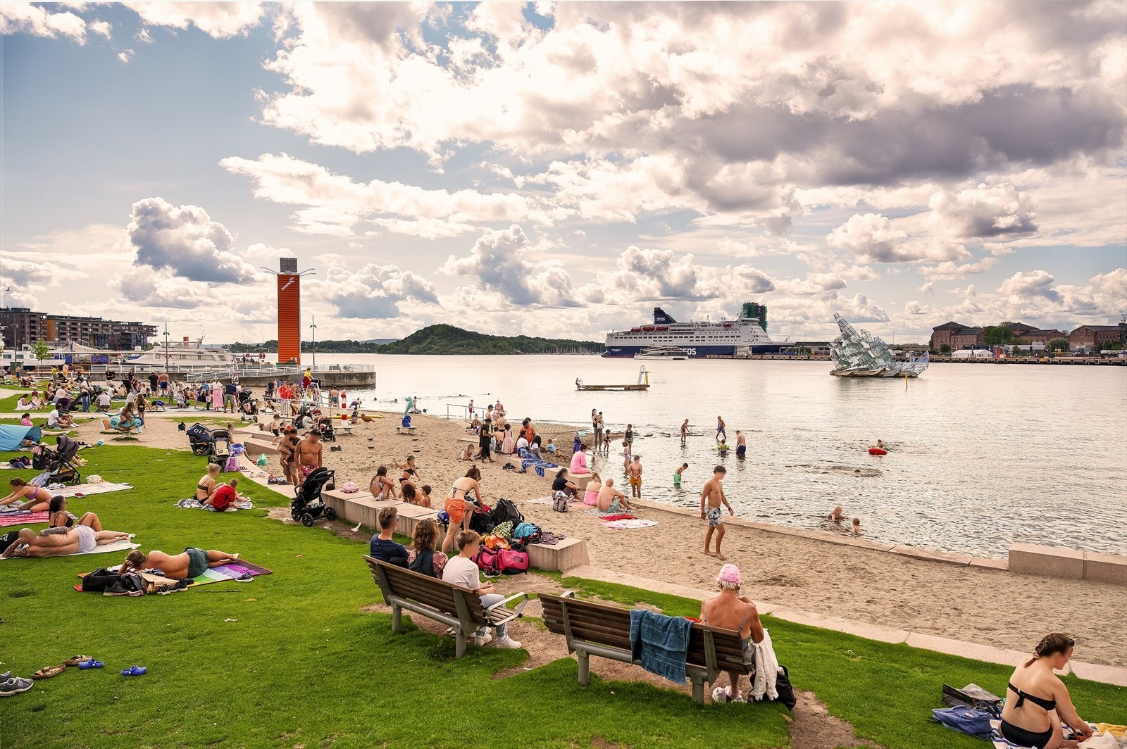Operastranda er en populær bystrand i Bjørvika, rett ved Operaen, hvor folk bader, soler seg og nyter livet langs Oslofjorden. Galleribilde