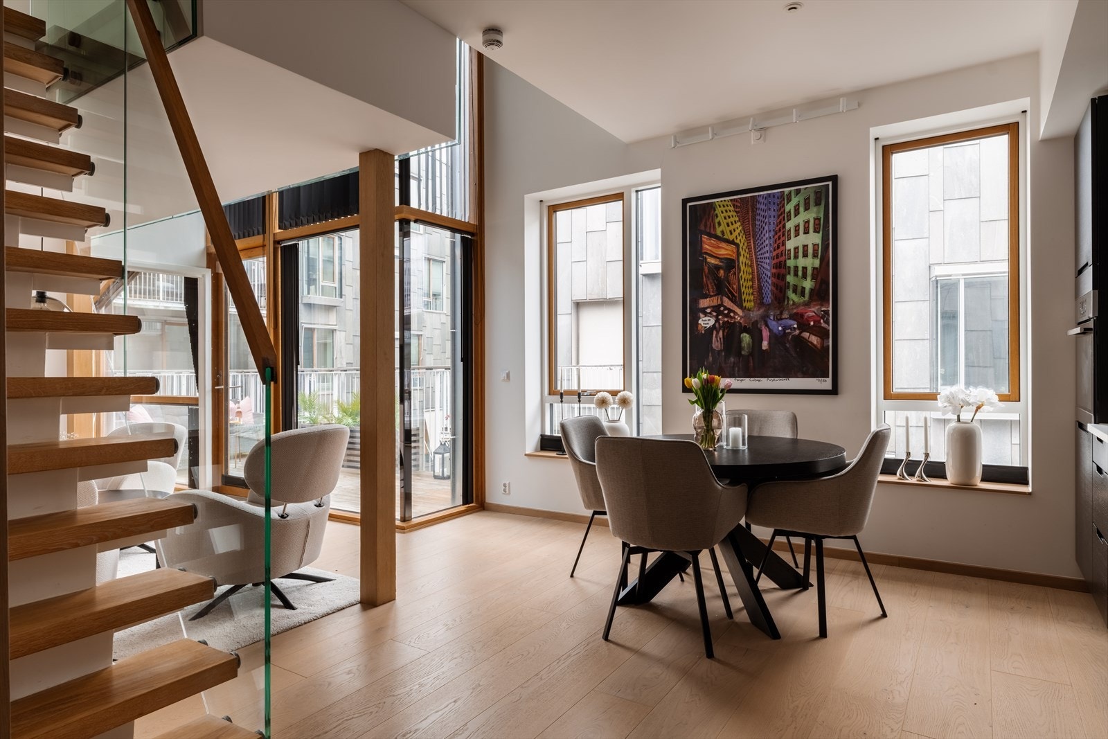 Velegnet plass til en innbydende spisegruppe mellom sonene. Galleribilde
