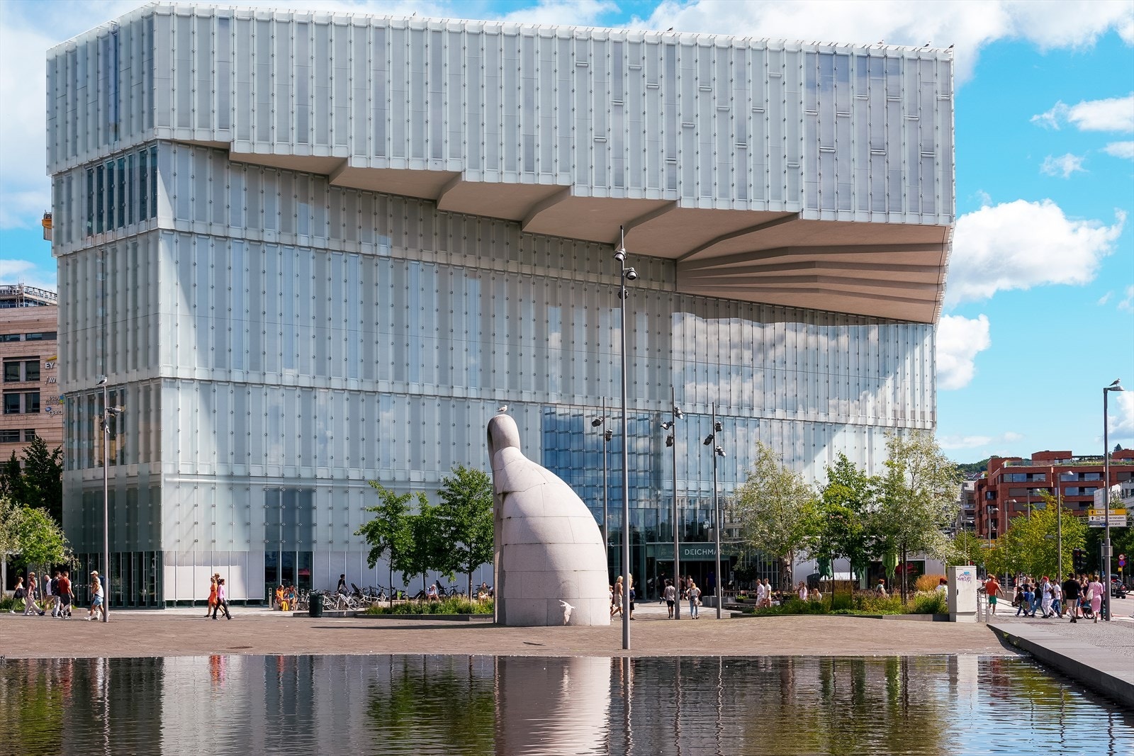 Operaen, Deichman Bjørvika, MUNCH og en rekke gallerier er med på å prege området med sine stilrene signalbygg og kulturtilbud for store og små. Galleribilde