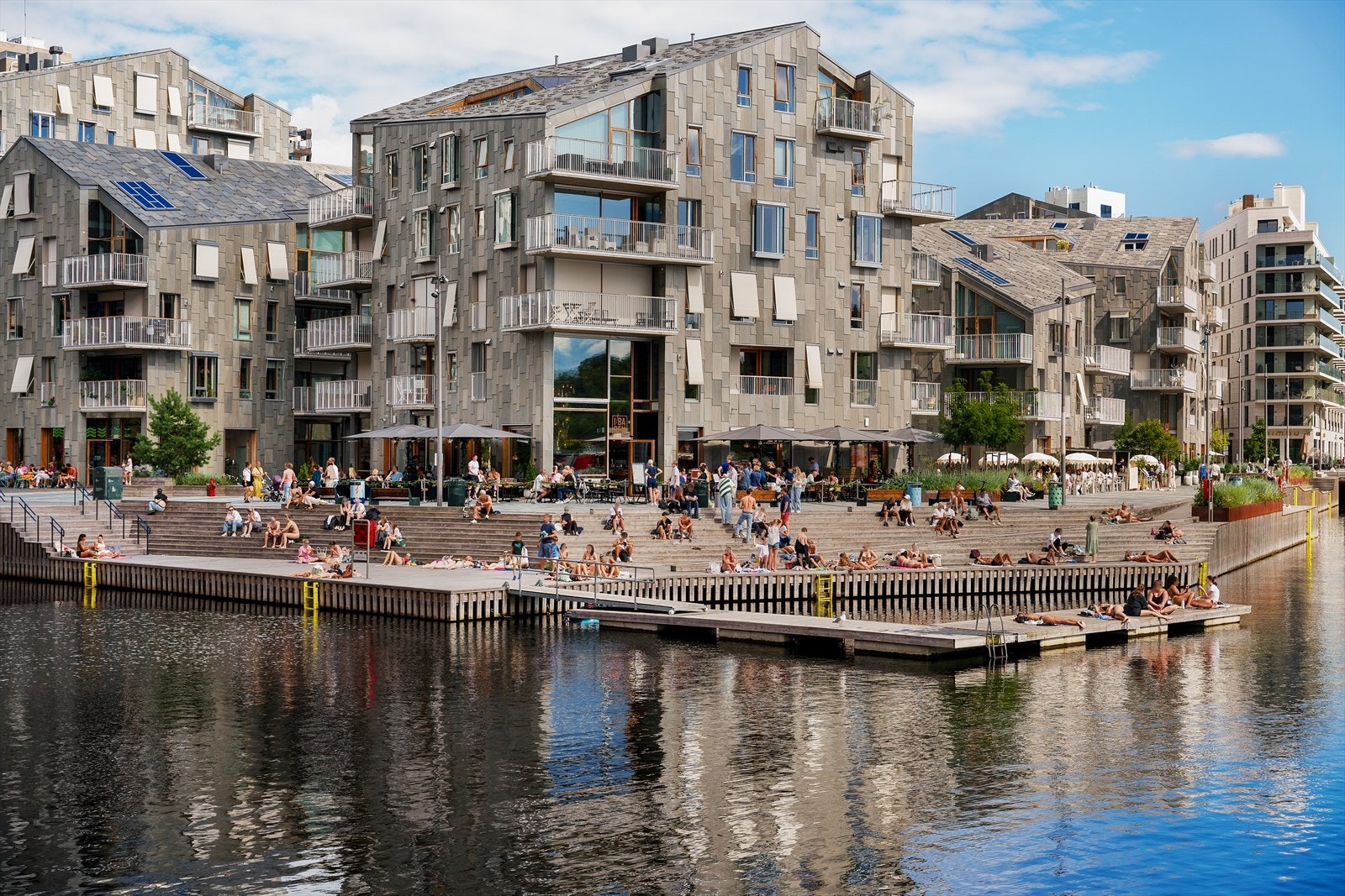 For den som er glad i sol og bading er det kort vei til flytende badstuer og populære badesteder som Sørenga Sjøbad, Bispevika, Operastranda og bryggene langs Havnepromenaden. Galleribilde