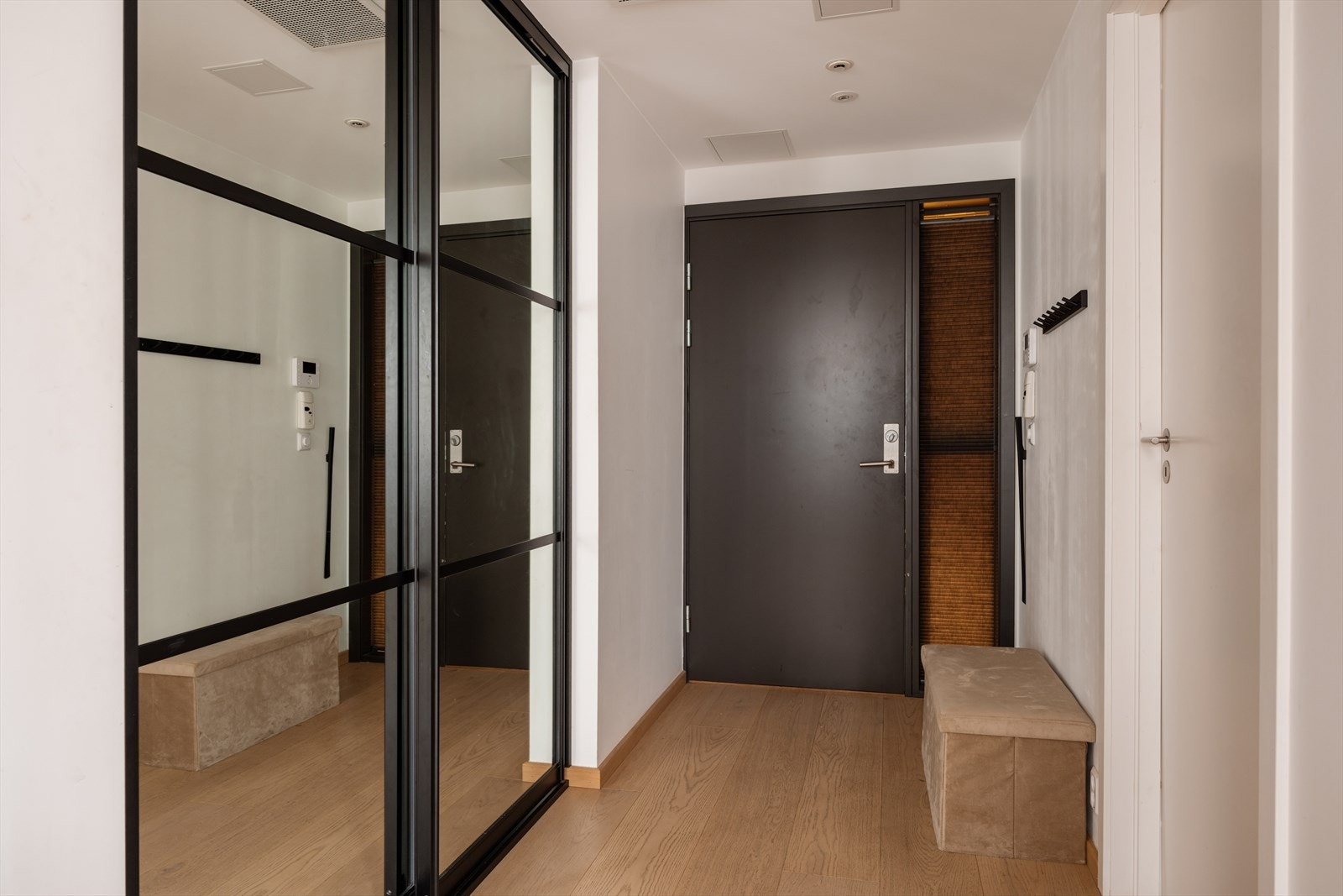 Lys og tiltalende entré med stor skyvedørsgarderobe for oppbevaring av både klær og sko. Galleribilde