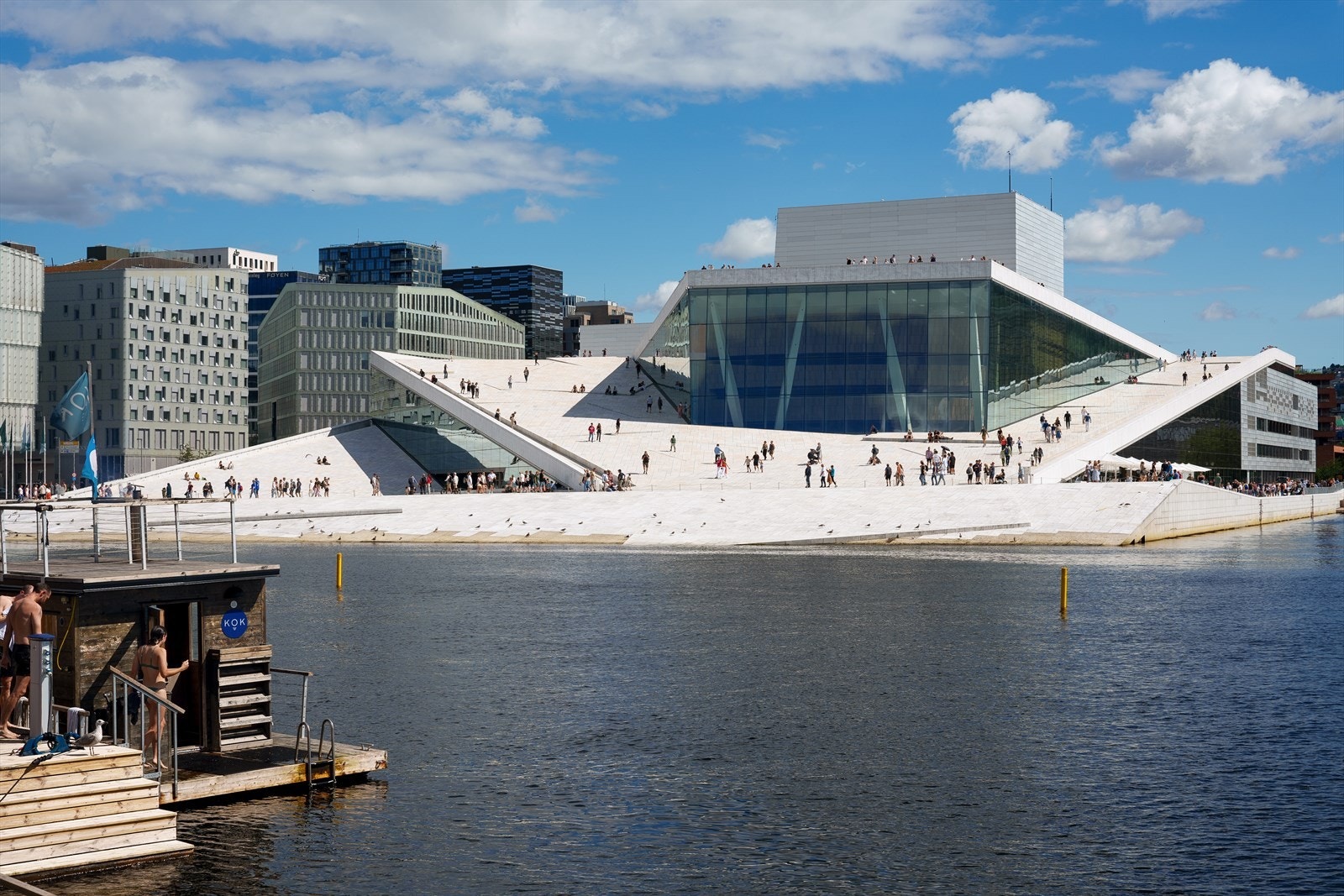 Operahuset i Oslo er et ikonisk bygg i Bjørvika hvor du kan gå på taket og nyte utsikten over Oslofjorden samtidig som det er hjemmet til Den Norske Opera & Ballett. Galleribilde