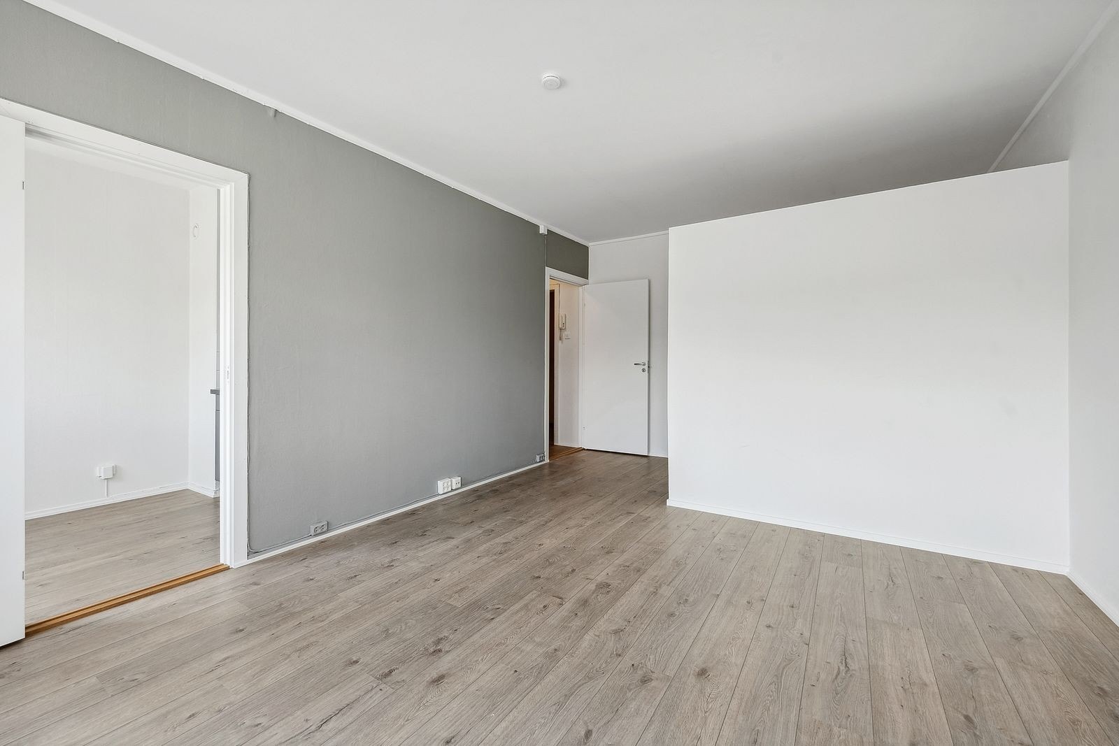 Her er det god plass til å sette opp sofa og har en sovealkove .Bildet tatt av lignende bolig. Galleribilde