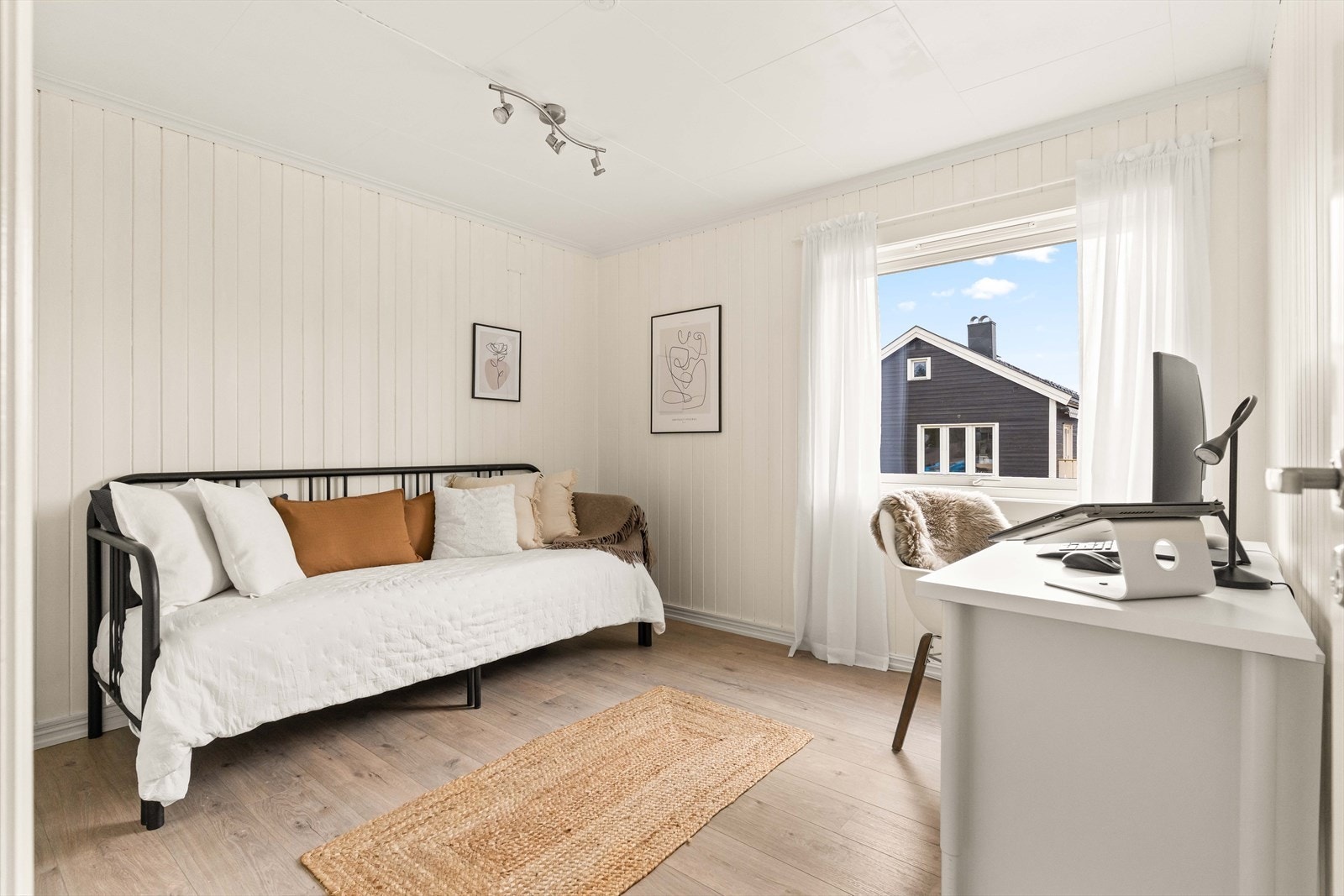 Lyst rom som passer perfekt som soverom, kontor eller gjesterom. Galleribilde