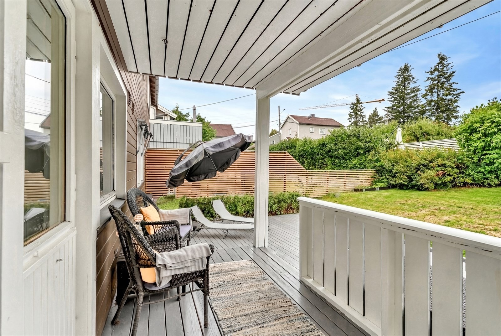 Lun sitteplass med utsikt mot grøntarealer. Galleribilde