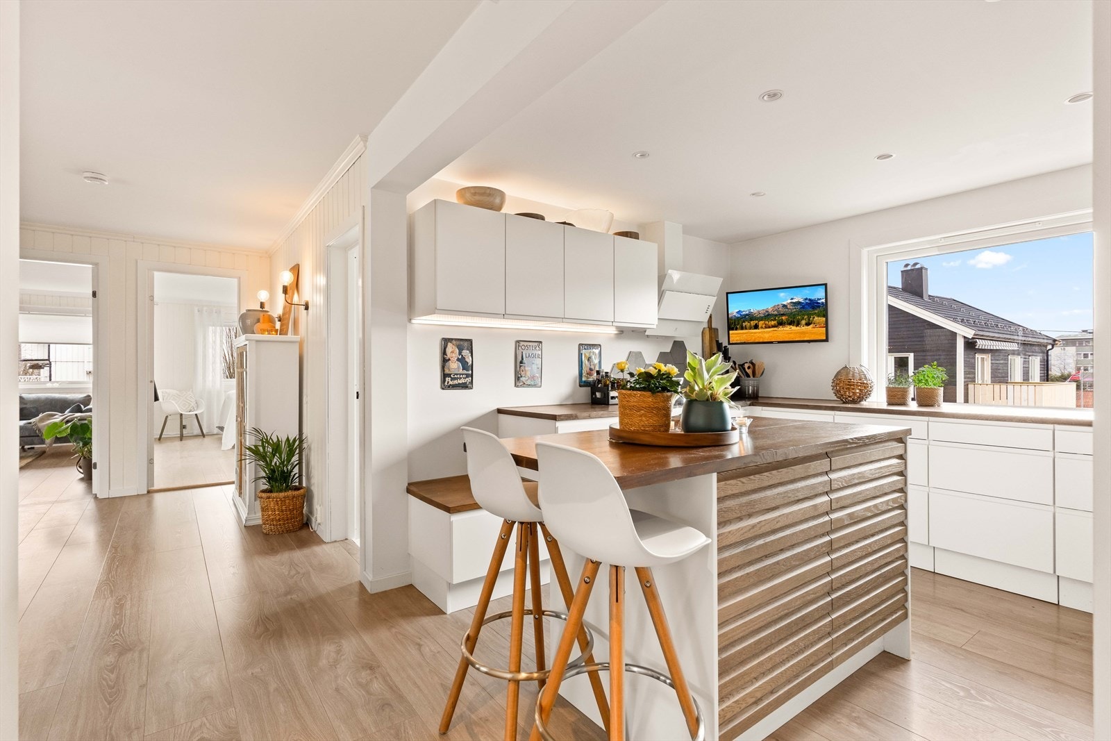 Stilrent kjøkken fra 2019 med moderne løsninger og hyggelig spiseplass. Galleribilde