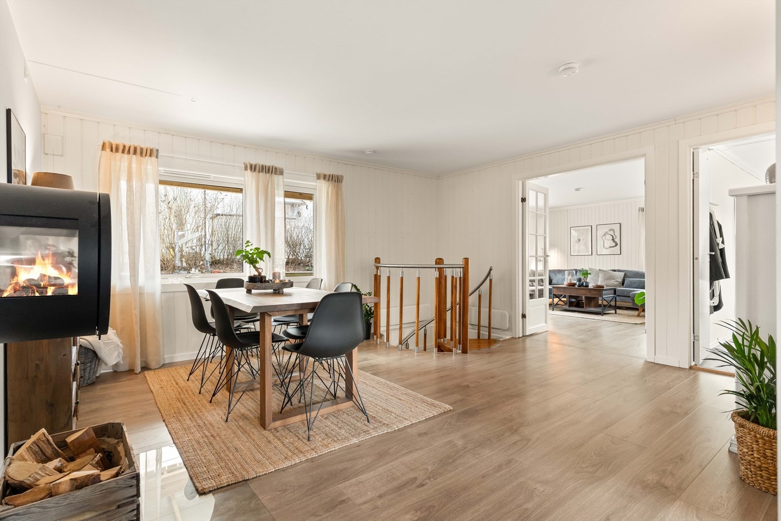 Stue og spisestue i åpen løsning - ideelt for sosiale lag. Galleribilde