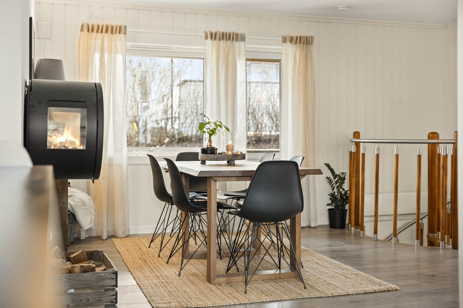 Koselig spisestue med vedovn som skaper en lun atmosfære. Galleribilde