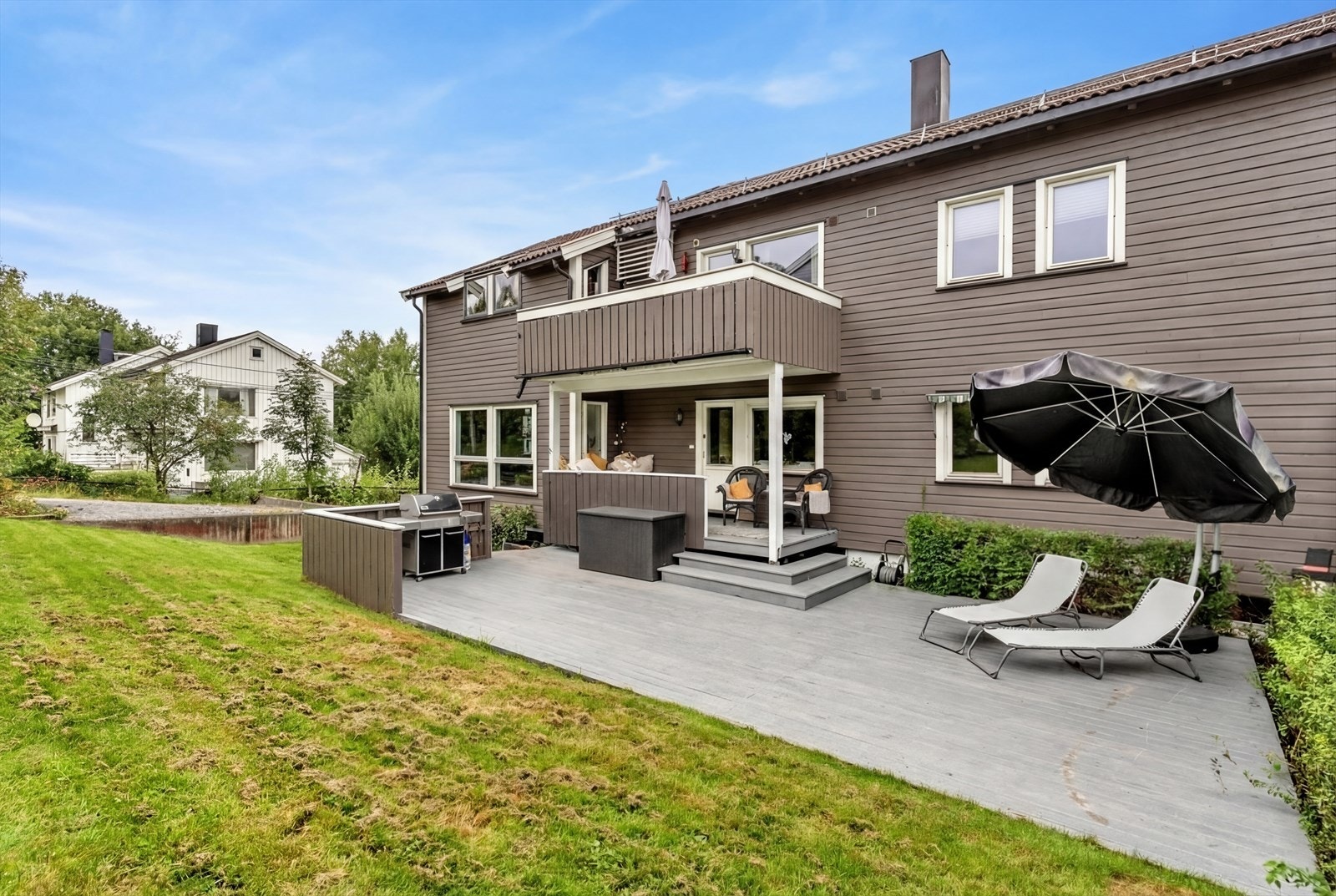 Boligen har en solrik uteplass - Borettslaget har nylig renovert fasadene i et omfattende renoveringsprosjekt som ferdigstilles før sommeren! Galleribilde