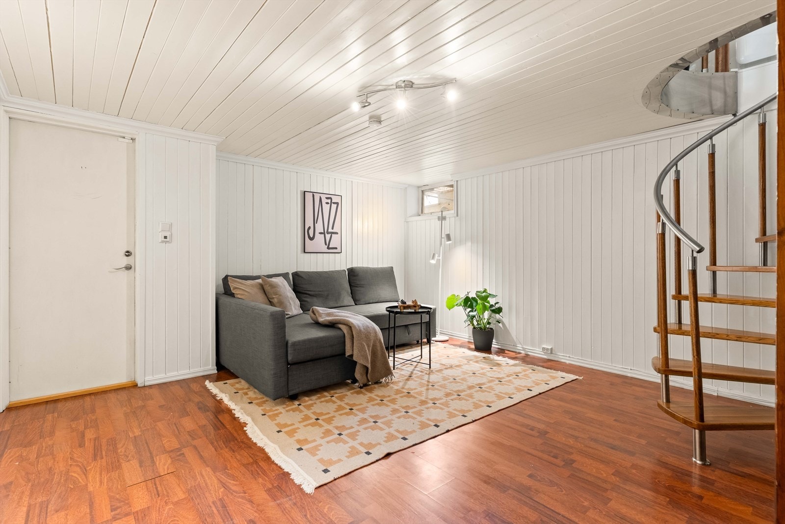 Rom innredet som kjellerstue. Galleribilde