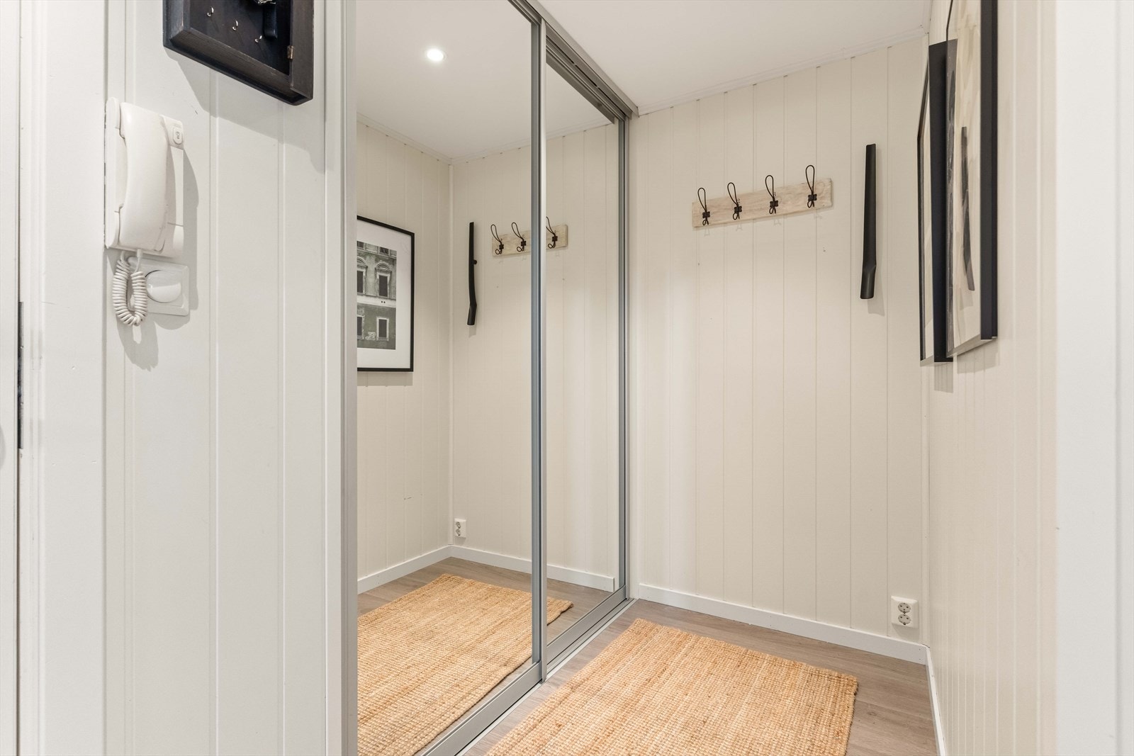 Garderobeløsning med god oppbevaringsplass. Galleribilde