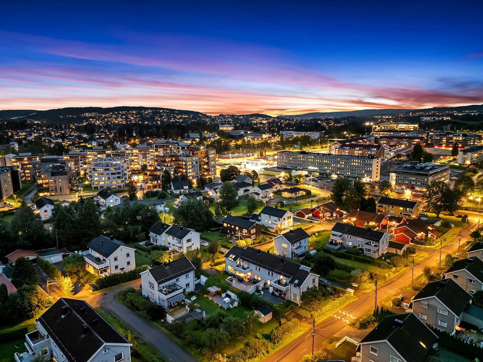 Leiligheten har en sentral beliggenhet i Lørenskog kommune, rett ved Rolvsrud arena. Galleribilde