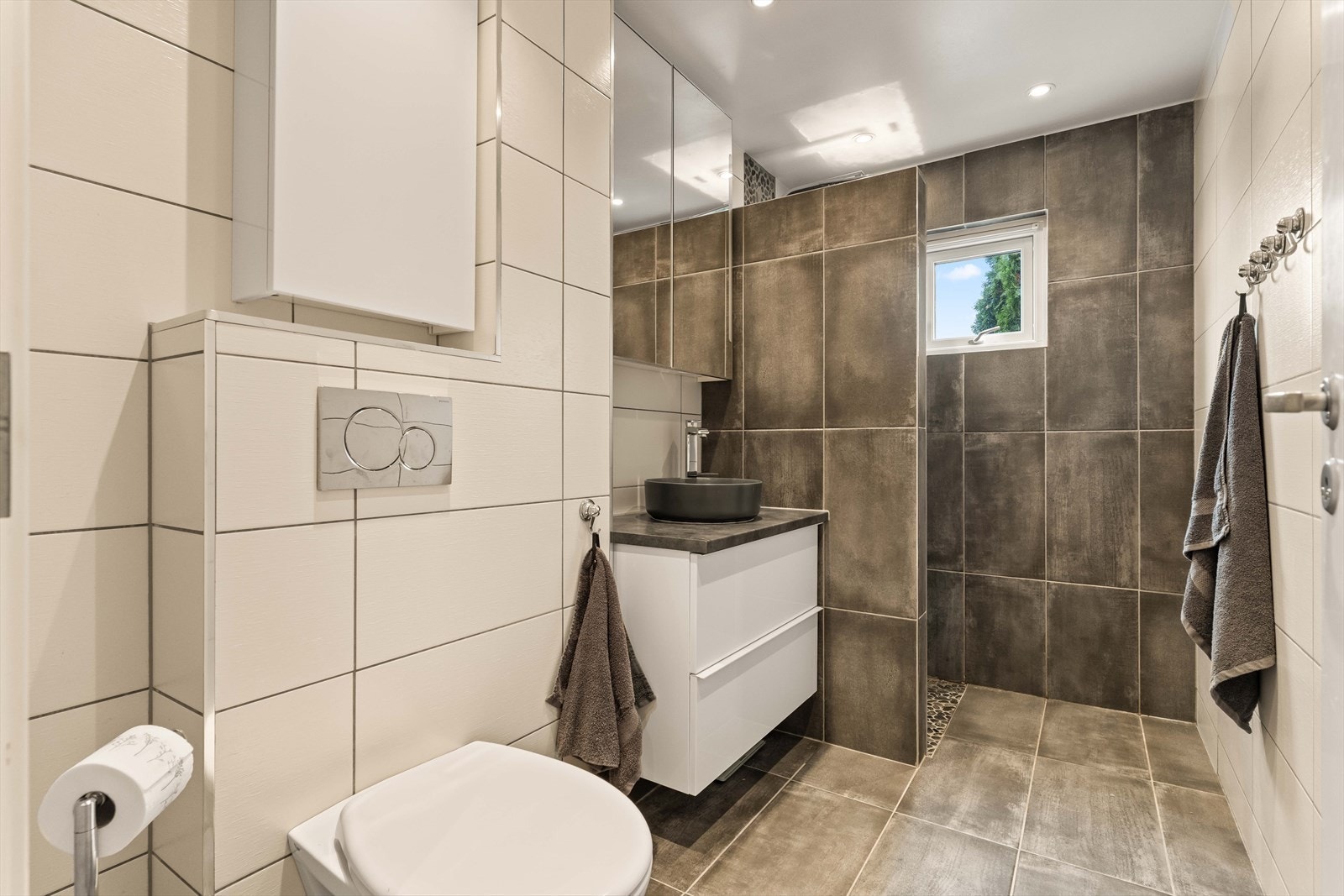 Pent bad fra 2014 med moderne fliser og dusjløsning. Galleribilde