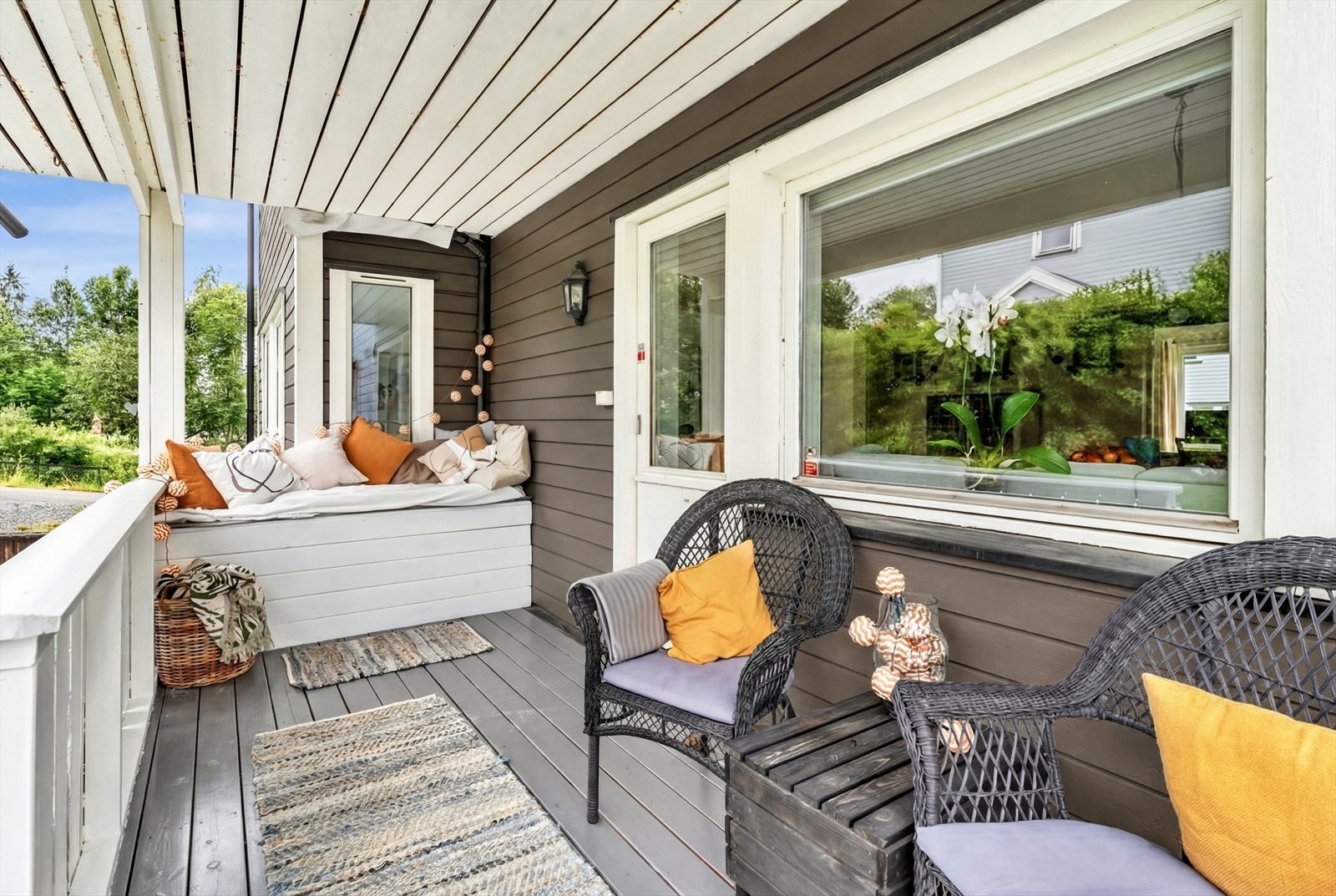 Det er utgang til terrassen fra spisestuen. Galleribilde