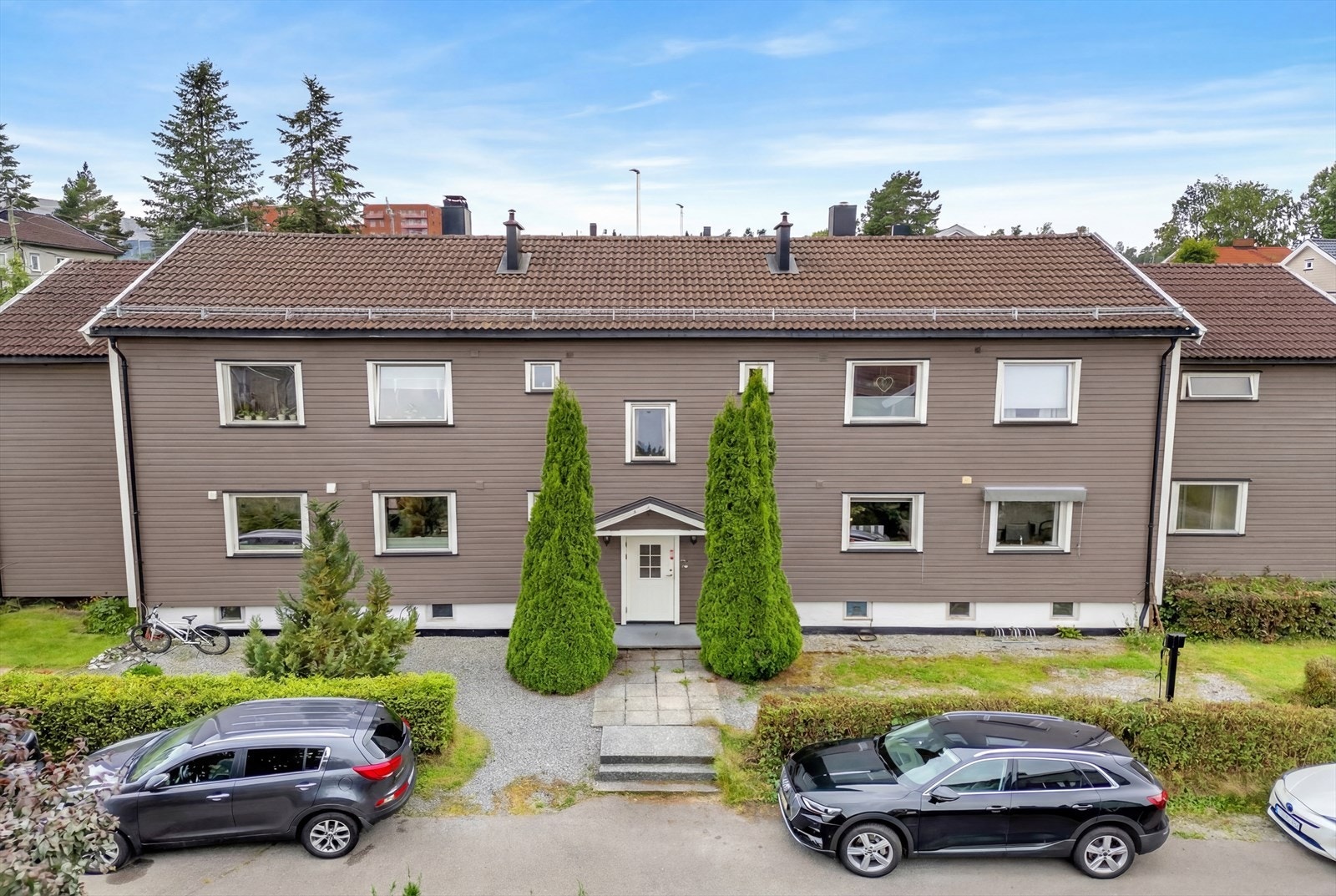 Fasade - boligen er en del av en hyggelig firemannsbolig. Galleribilde