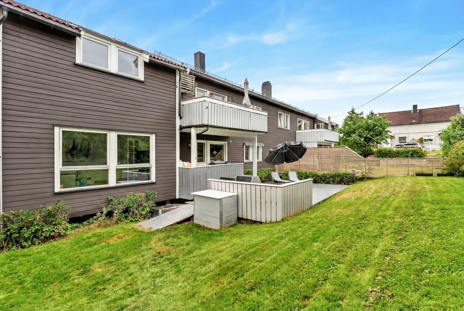 Bakside med plen og fine uteplasser for hele familien. Galleribilde