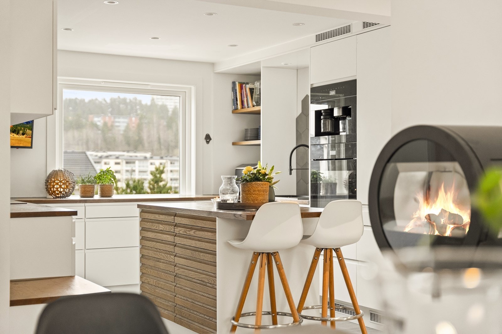 Kjøkken og oppholdsrom i åpen løsning - perfekt for både hverdag og gjester. Galleribilde