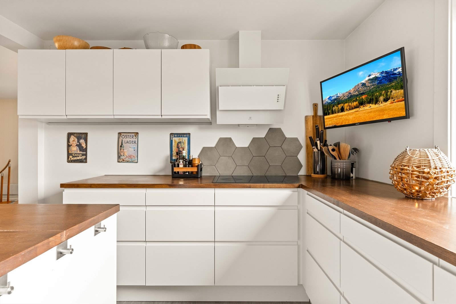 Tidløst kjøkken med rene linjer og gode arbeidsflater. Galleribilde