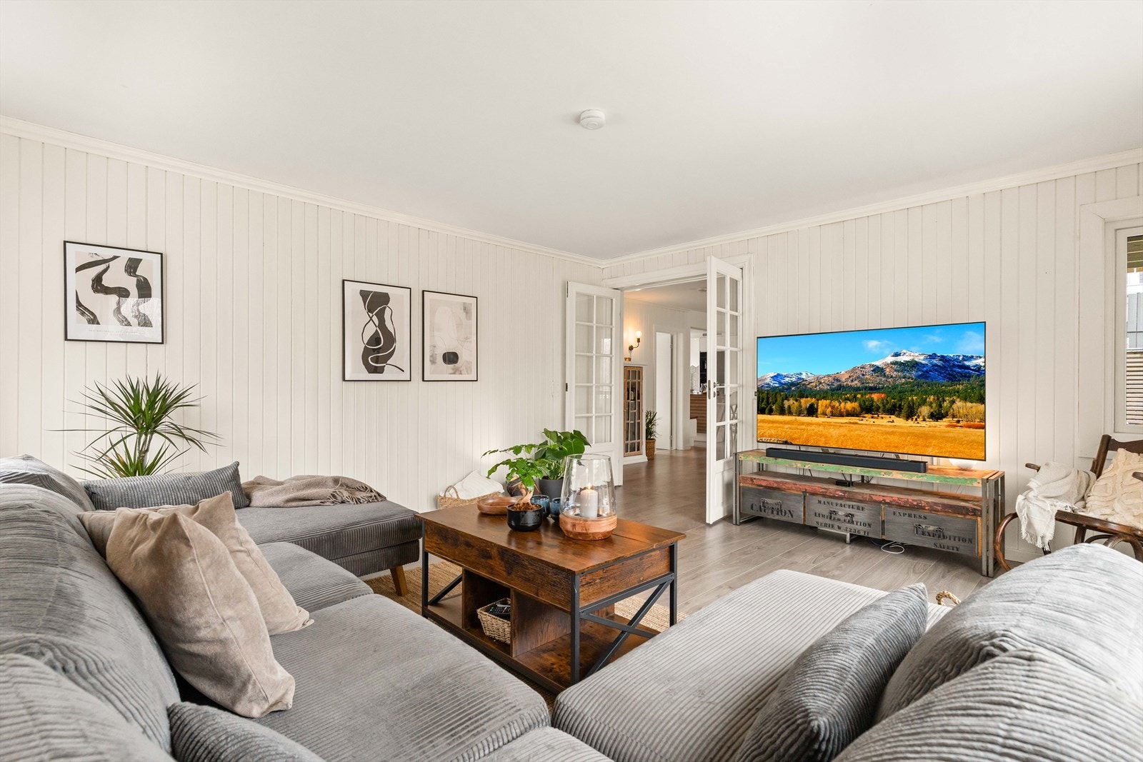 Åpen og sosial stue med naturlig flyt mot øvrige oppholdsrom. Galleribilde