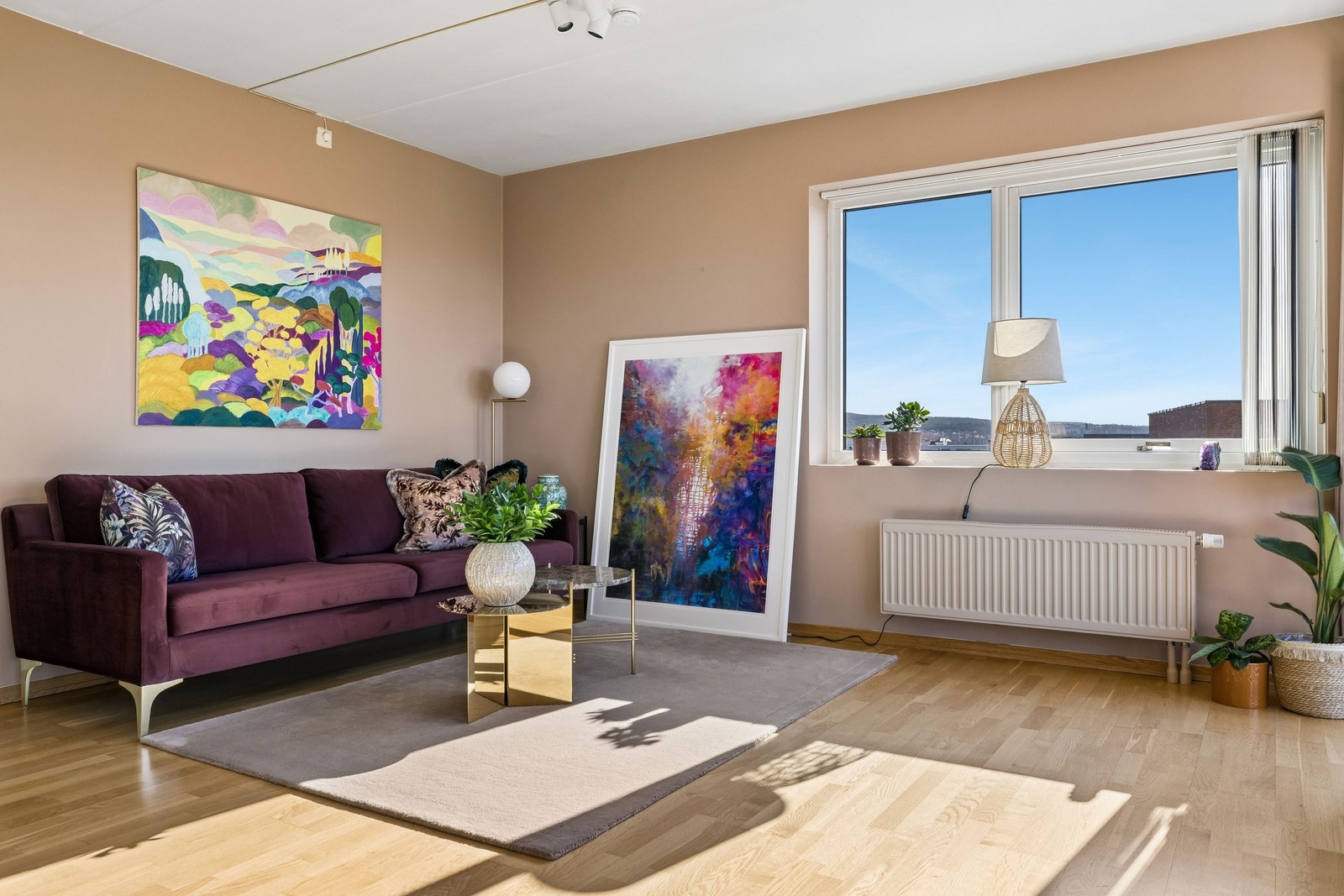 Sideveggen bak det stående maleriet måler 190 cm og veggen bak sofa måler 272 cm, så det er plass til vegghengt TV og sjeselongløsning – om ønskelig. Galleribilde