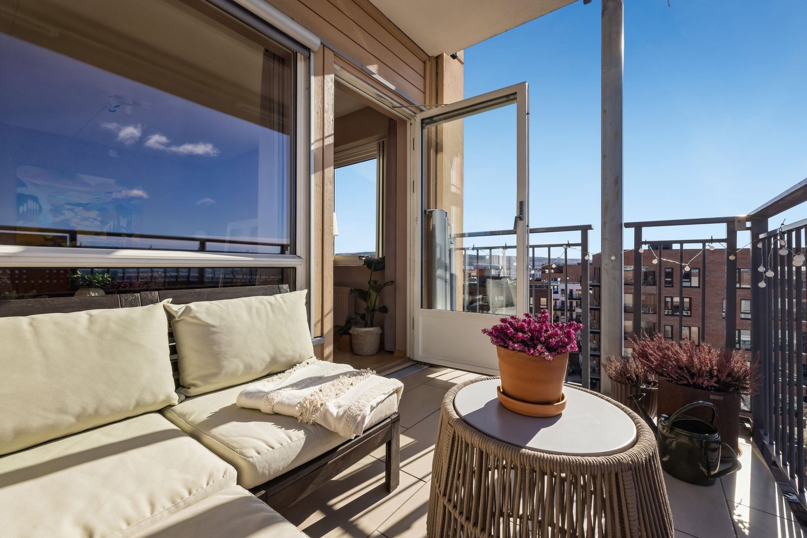 Det er sol på balkongen fra 11-tiden til solen går ned. Balkongen på 6m2 og har plass til ulike sitteløsninger, samt gassgrill for de som ønsker det. Galleribilde