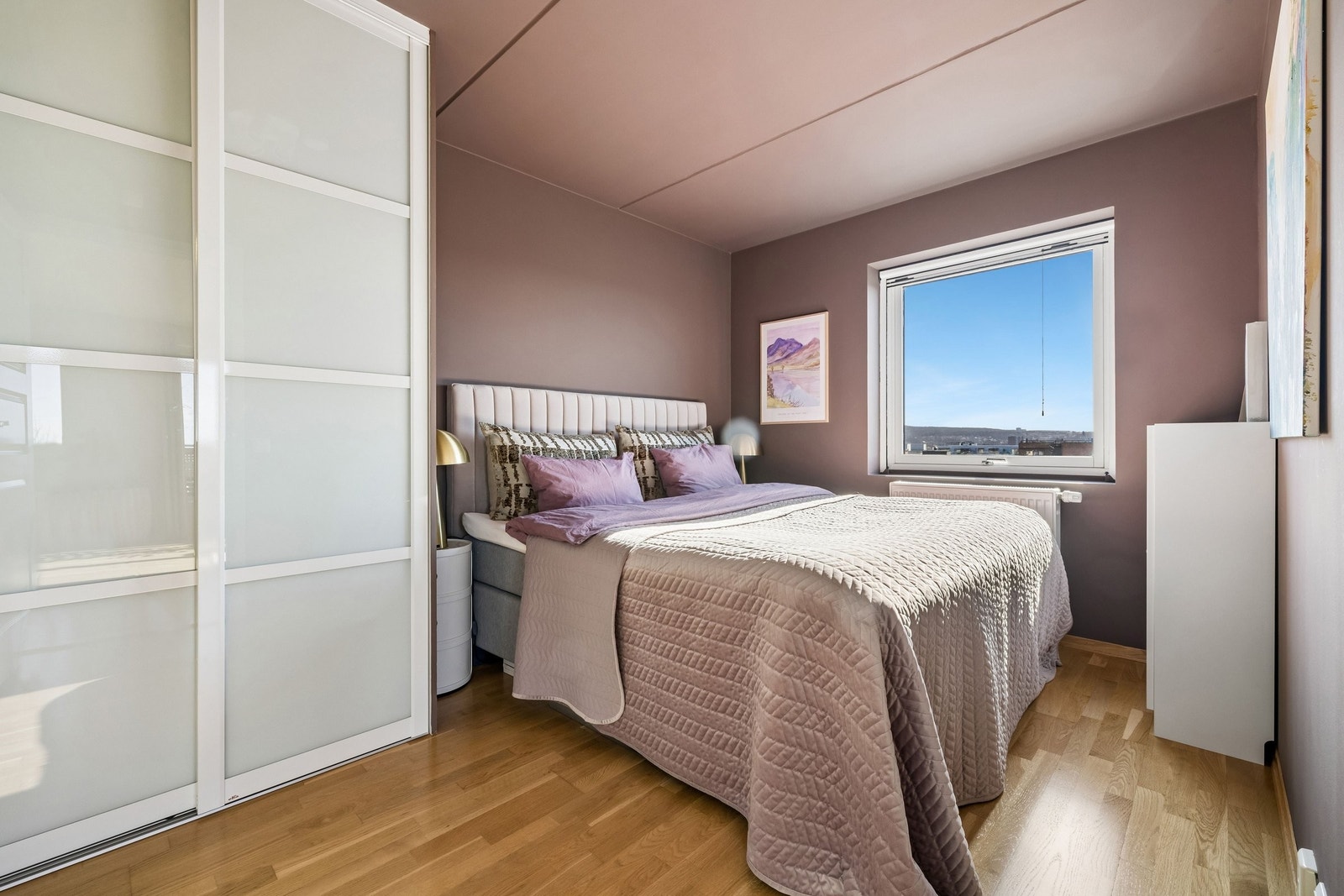Det er plass til 180 cm seng med nattbord på hver side. Soverommet har tilhørende walk-in closet. Galleribilde