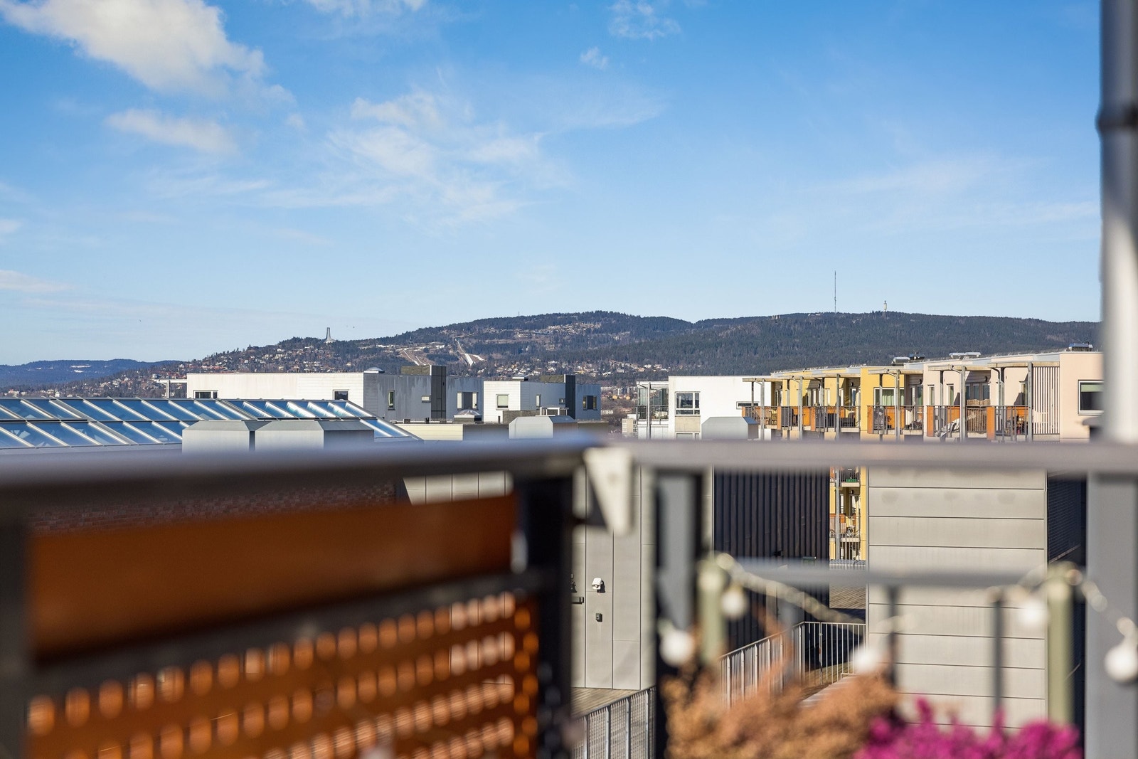 Du ser fra Holmenkollen og Kolsåstoppen i vest Galleribilde