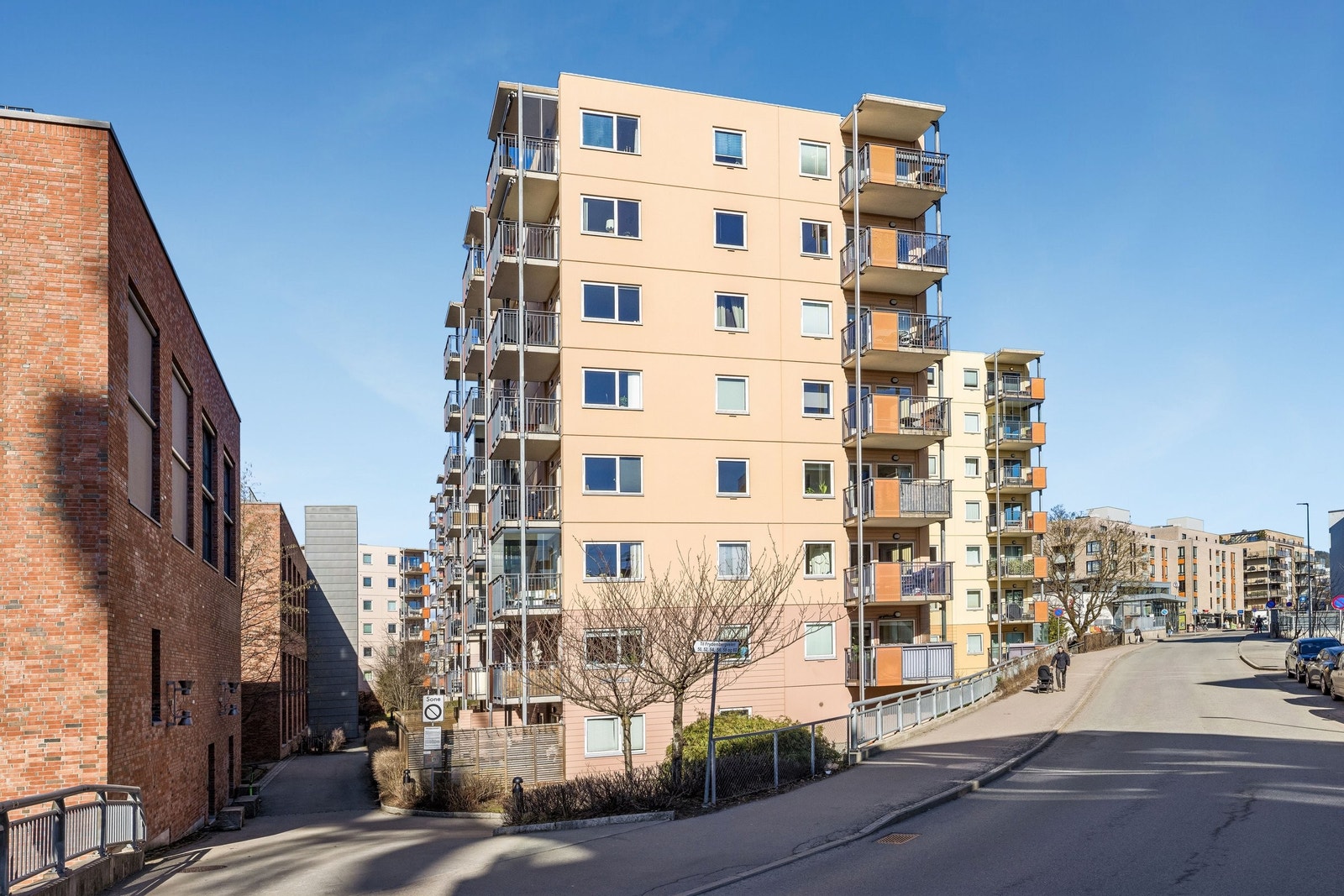 Leiligheten er den nest øverste (7. etasje). Den hvite lampeskjermen er synlig i stuevinduet. Galleribilde