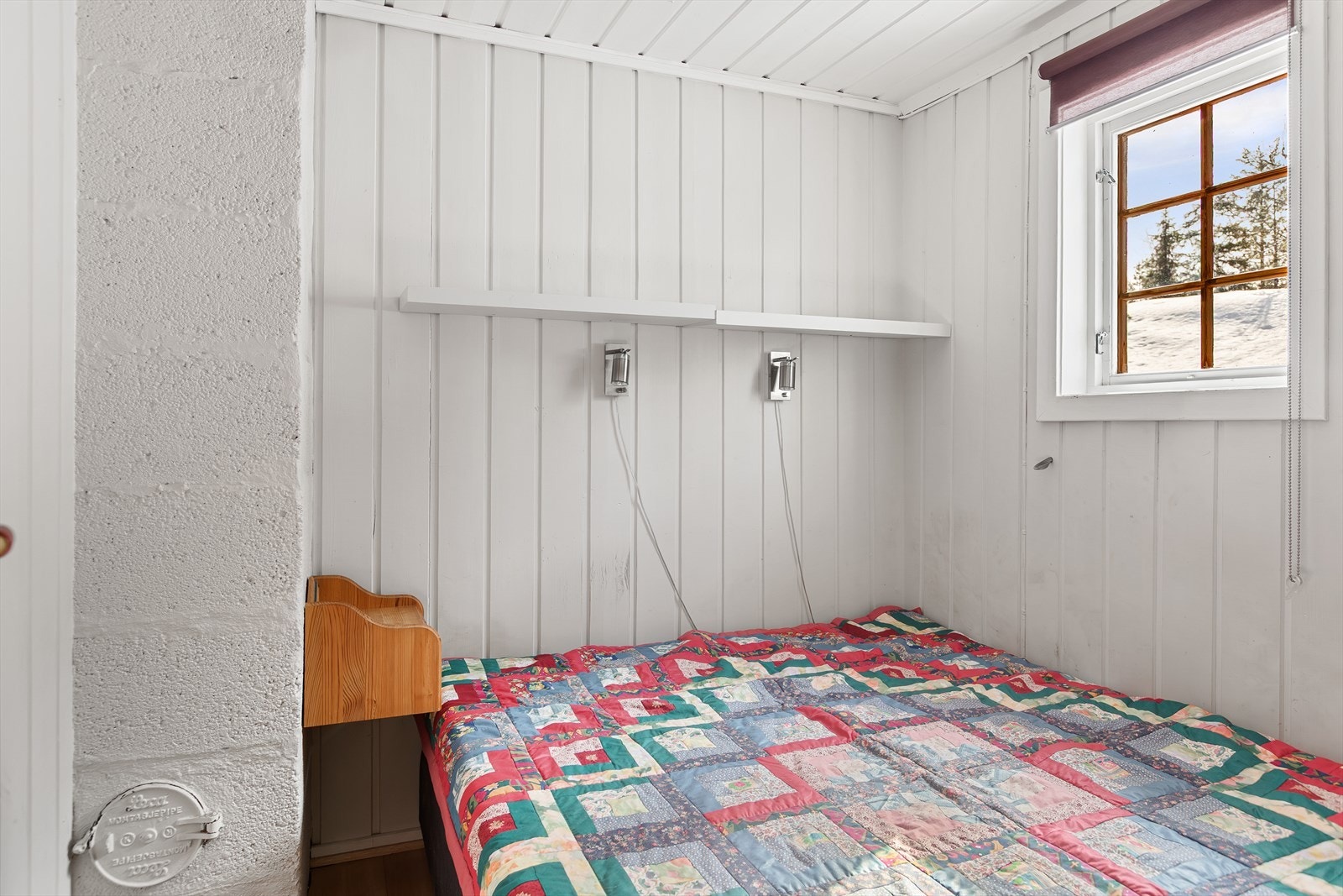 I hytta er det to soverom hvorav ett med dobbeltseng og ett med familiekøye. Galleribilde