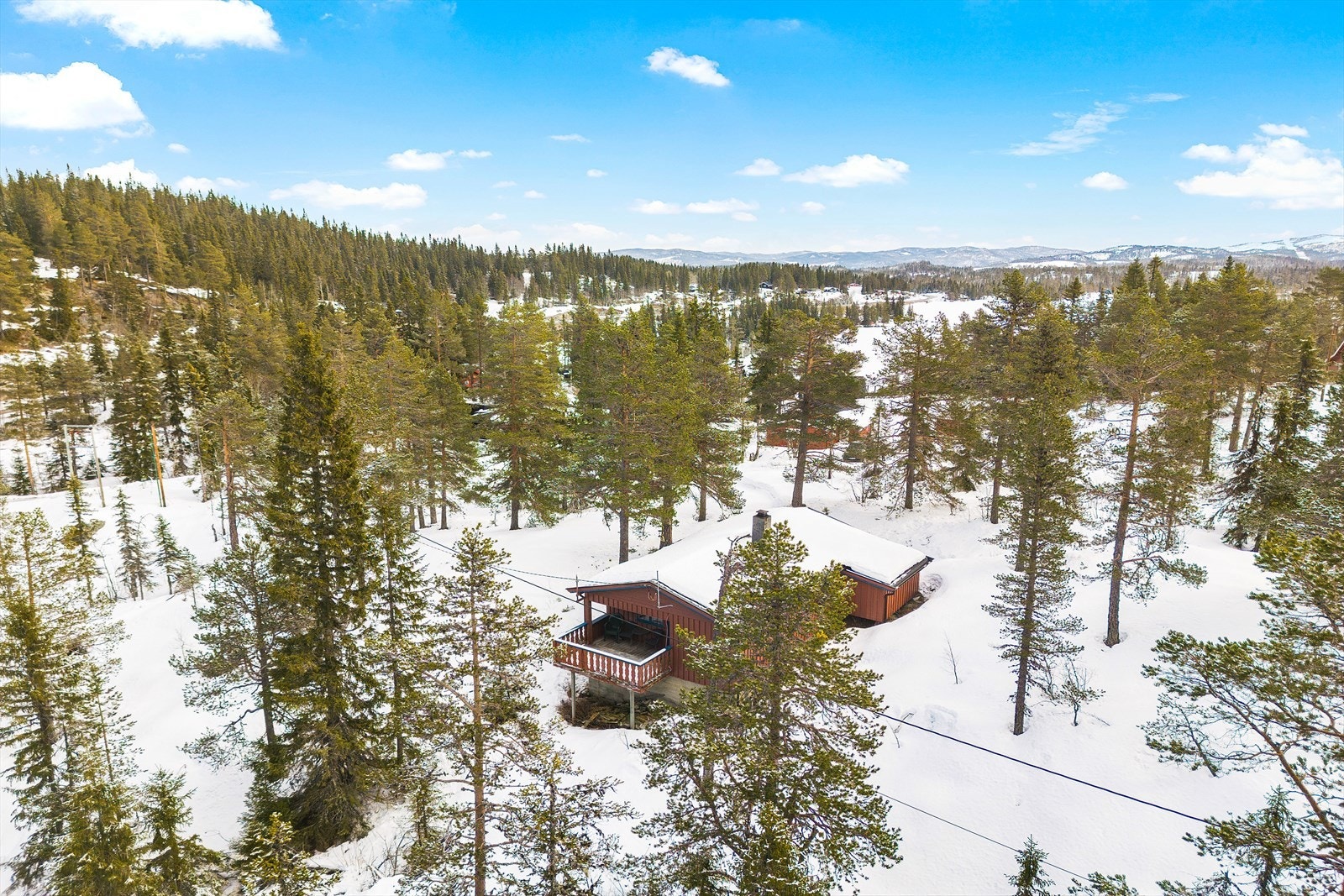 Denne trivelige eiendommen ligger idyllisk og usjenert til på Tonsåstoppen, ikke langt fra Tonsvannet. Her skinner solen gjennom hele året, og det er utsikt til både Tonsvannet og dalen ned mot Aurdal, Vestringsbygda og Åbjør mellom luftige furutrær. Galleribilde