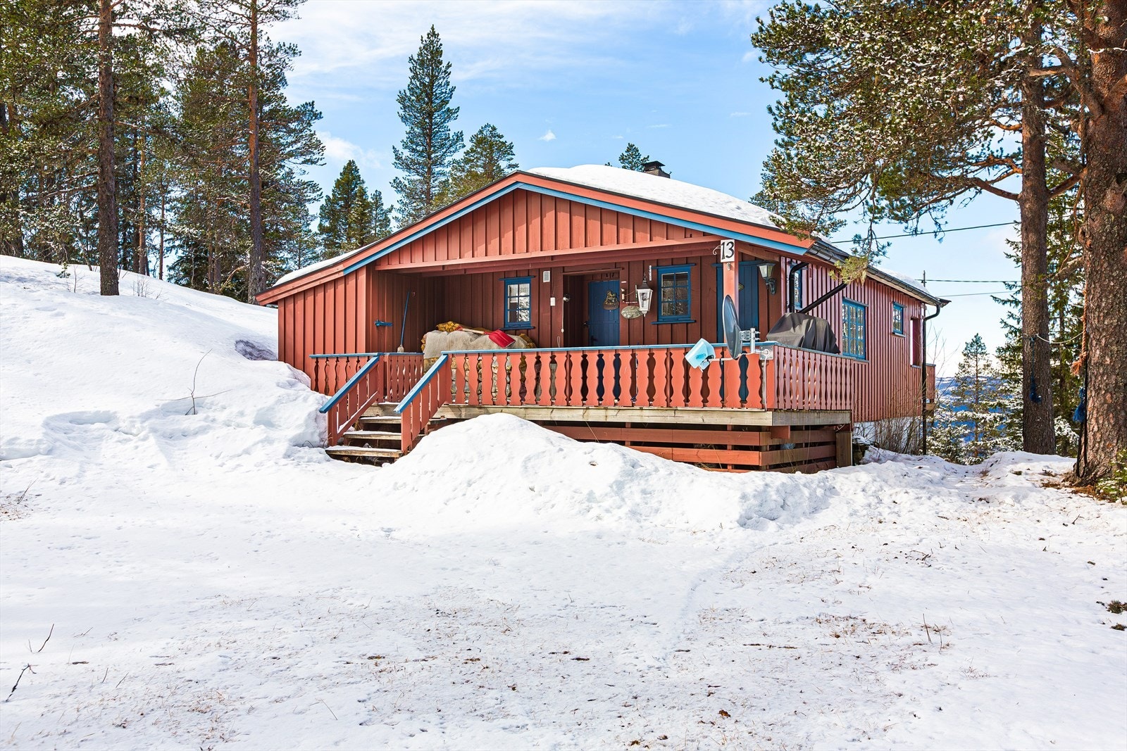 Hytta ligger ca. 760 moh. på en stor og romslig naturtomt med fjellknauser, lyng og trær. Her kan man nyte gode dager i en praktisk og koselig hytte med lett helårsadkomst. Galleribilde