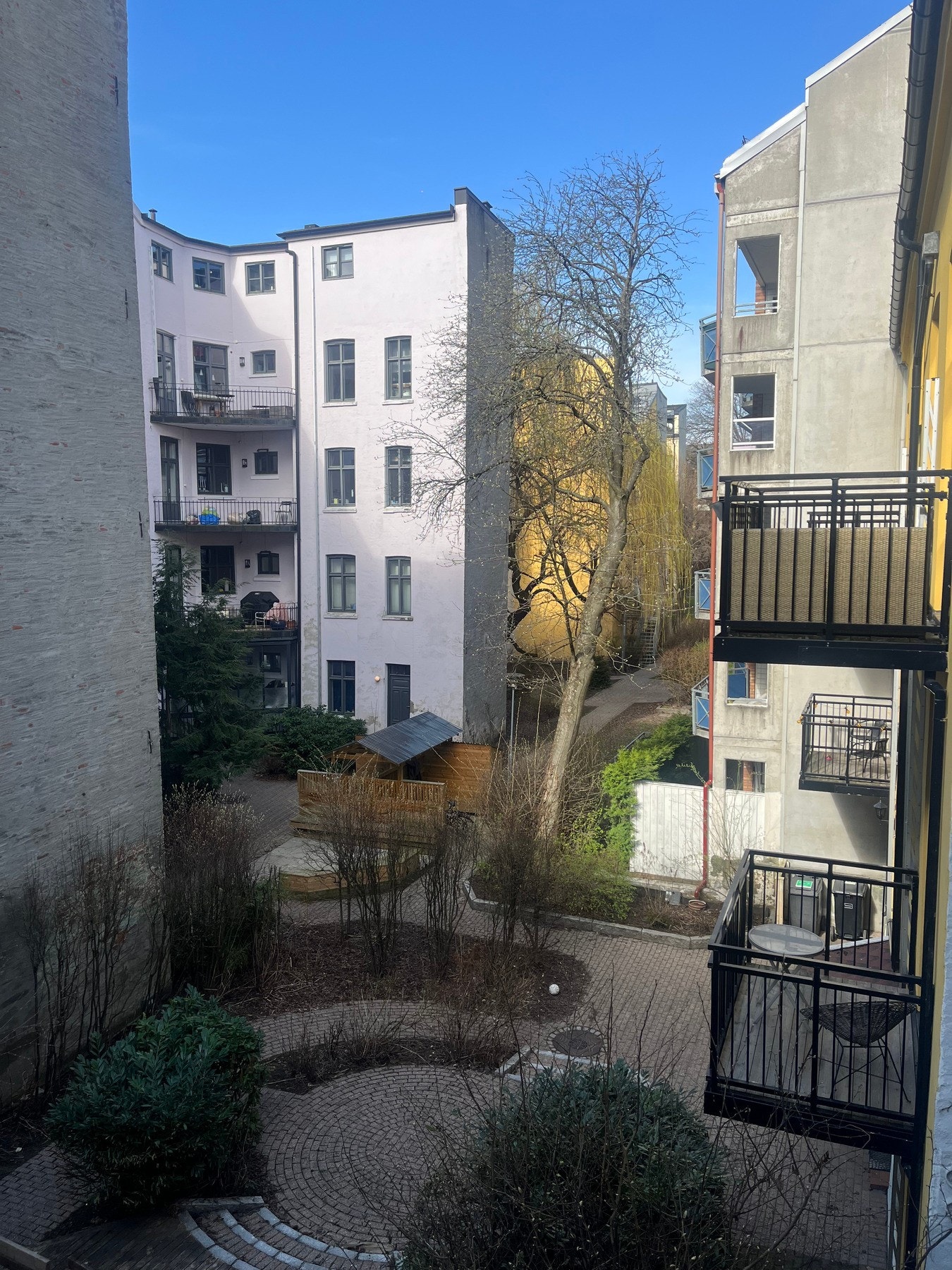 Borettslaget har en veldig hyggelig bakgård som er pent beplantet og opparbeidet med brostein. Galleribilde