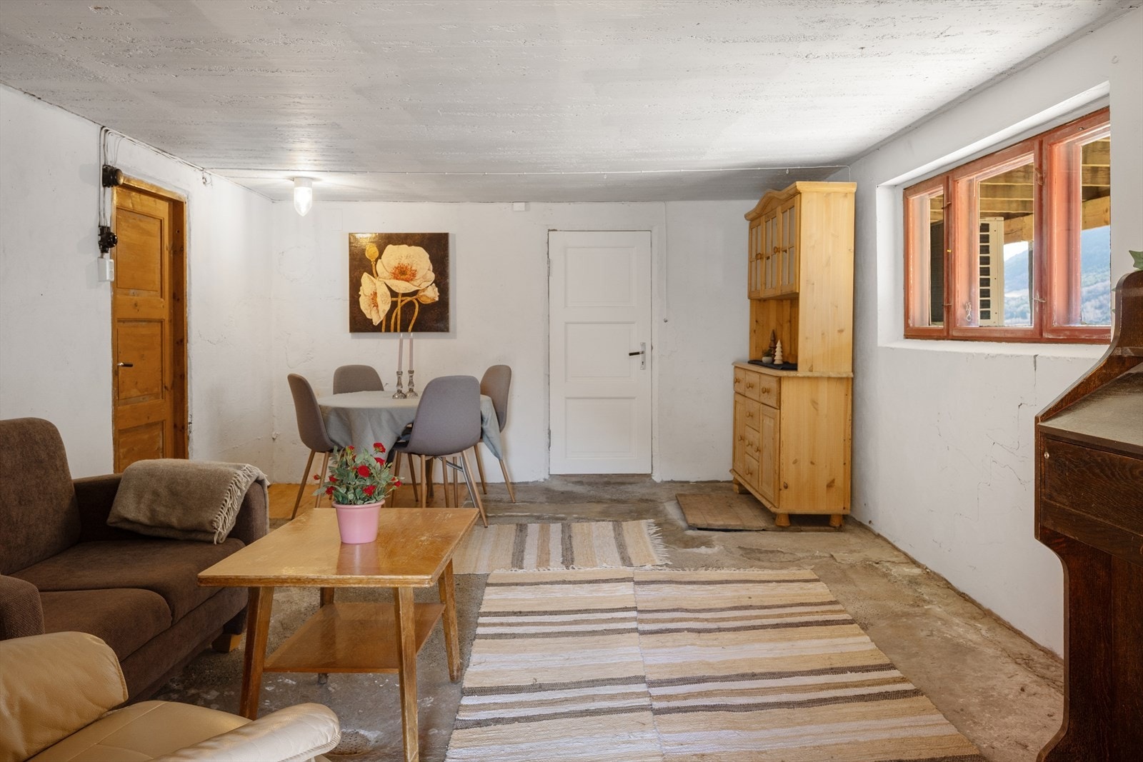 Kjelleren har hovedsakelig betonggulv. Galleribilde