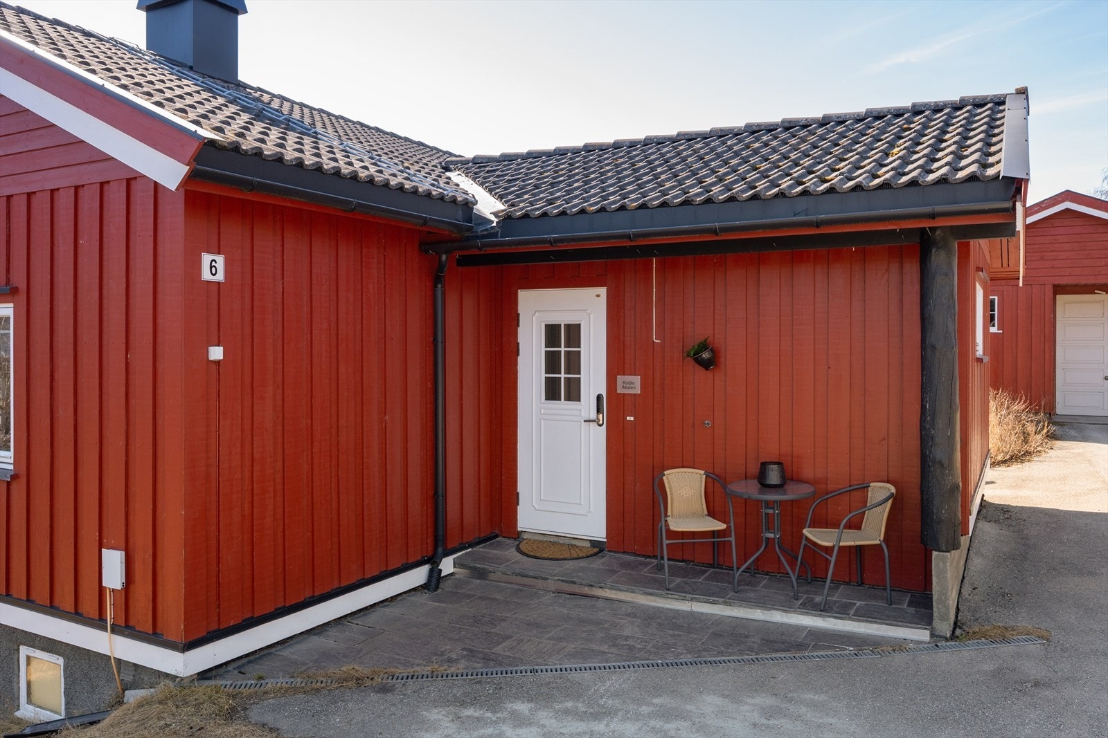 Inngangspartiet er på oversiden av boligen. Galleribilde